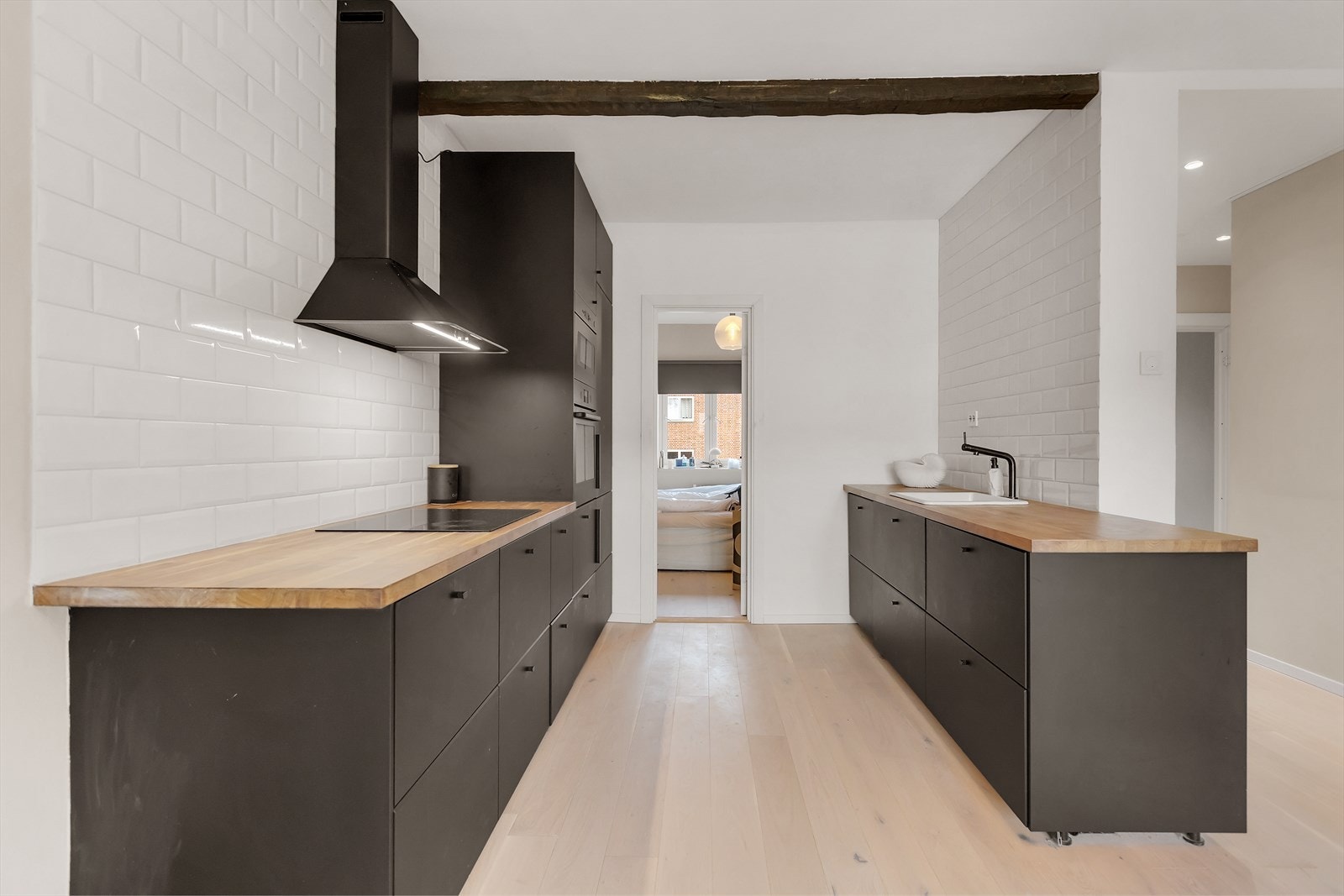 Det er integrert kjøl/fryseskap, oppvaskmaskin, induksjonstopp, mikrobølgeovn og stekeovn. Det er kjøkkenventilator med kullfilter. Galleribilde