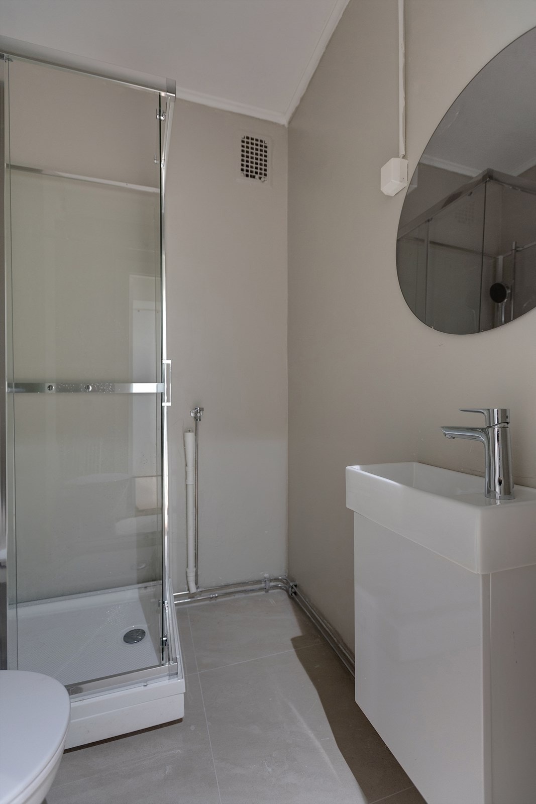 Badet er utstyrt med baderomsinnredning med nedfelt servant, gulvstående toalett og dusjkabinett. Det er opplegg for vaskemaskin. Galleribilde