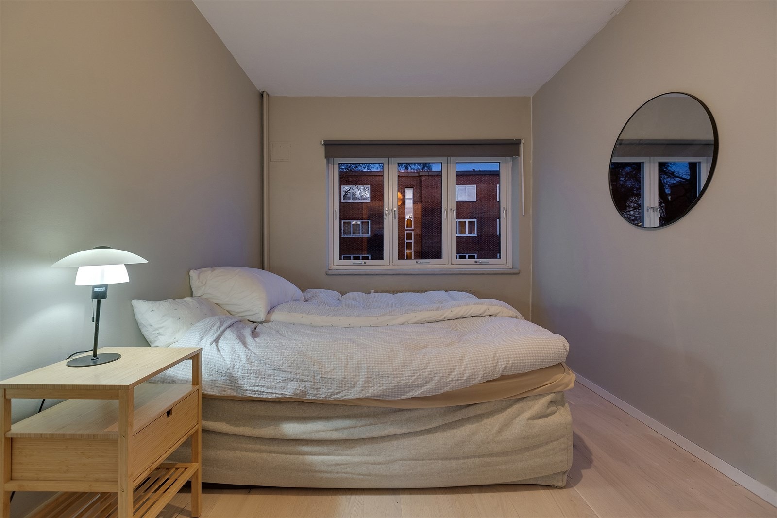 Lunt og behagelig hovedsoverom med god plass til dobbeltseng, nattbord og garderobeløsning. Galleribilde