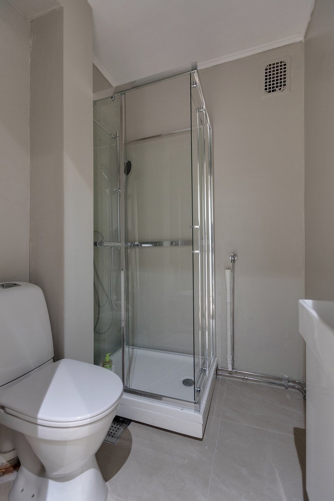 Bad med moderniseringsbehov. Rommet har flislagt gulv og malte vegger. Galleribilde