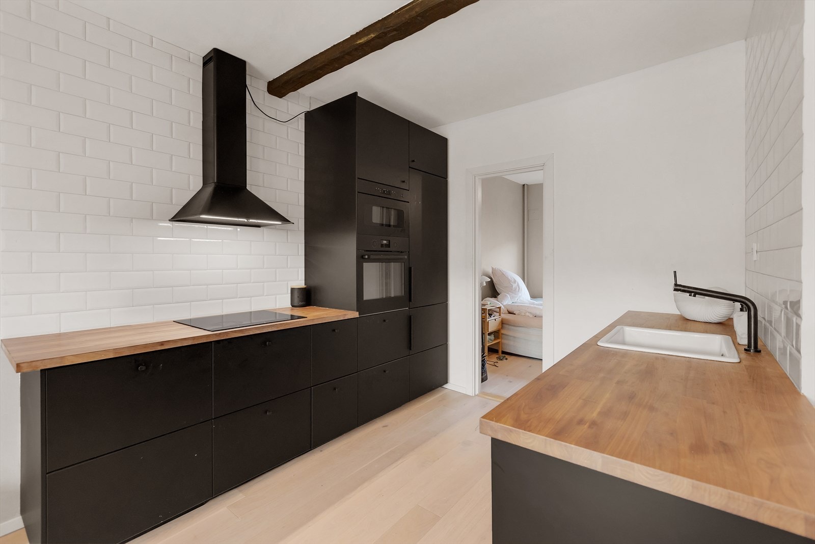 Moderne Ikea-kjøkken fra 2022 med skjermet plassering. Tidsriktig innredning med glatte, mørke fronter og benkeplate i laminat. Galleribilde