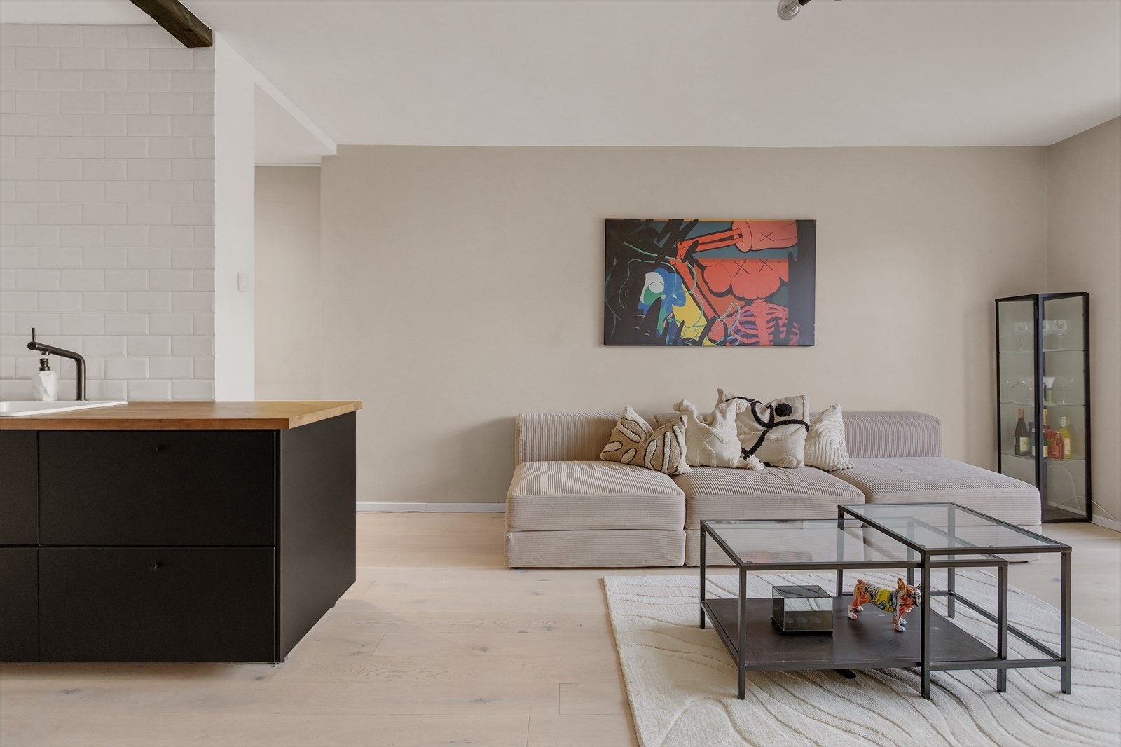 I stuen er det god plass til sofagruppe med tilhørende sofabord og tv-møblement. Galleribilde