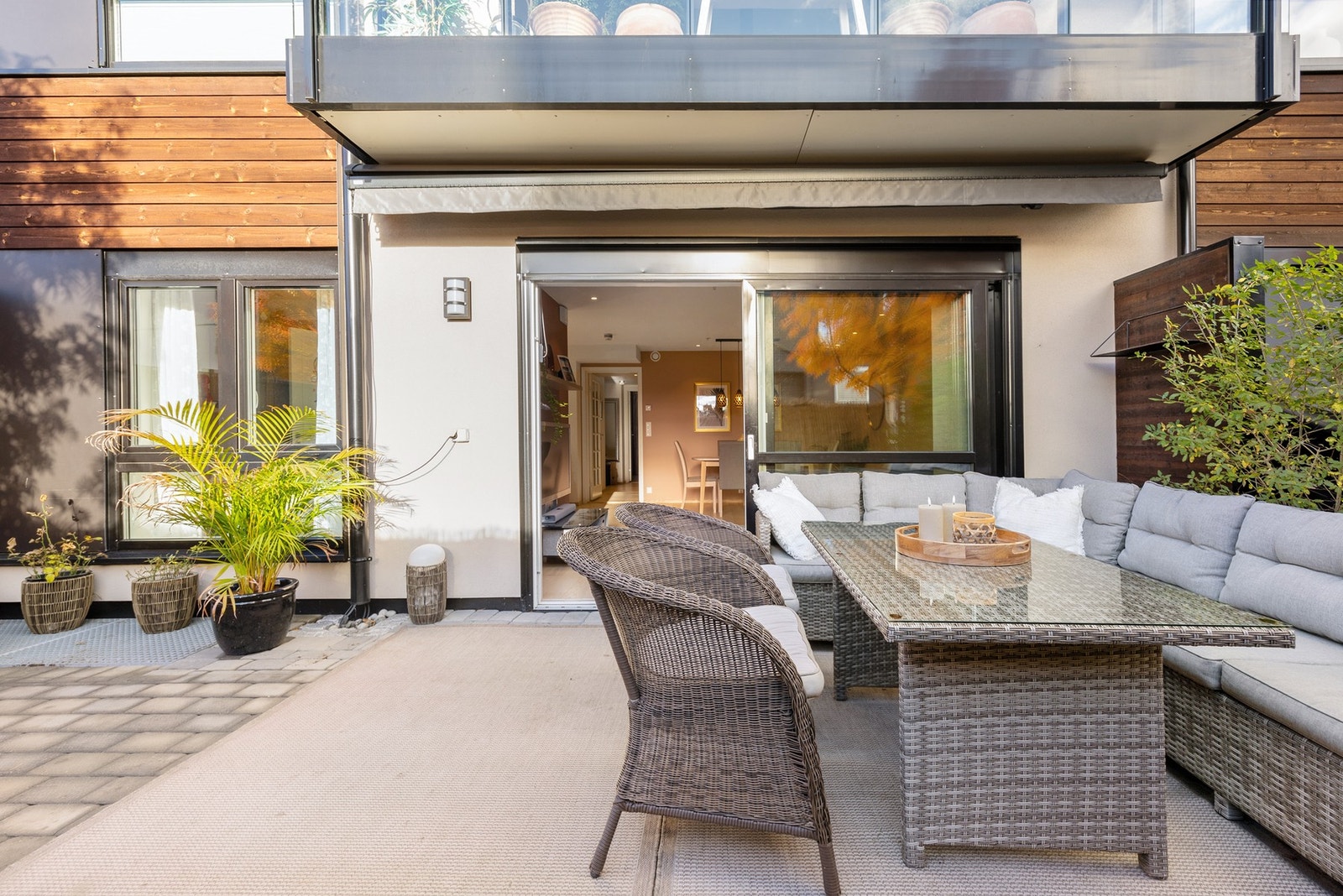 Uteplassen har stikkontakt og utebelysning | Elektrisk markise Galleribilde