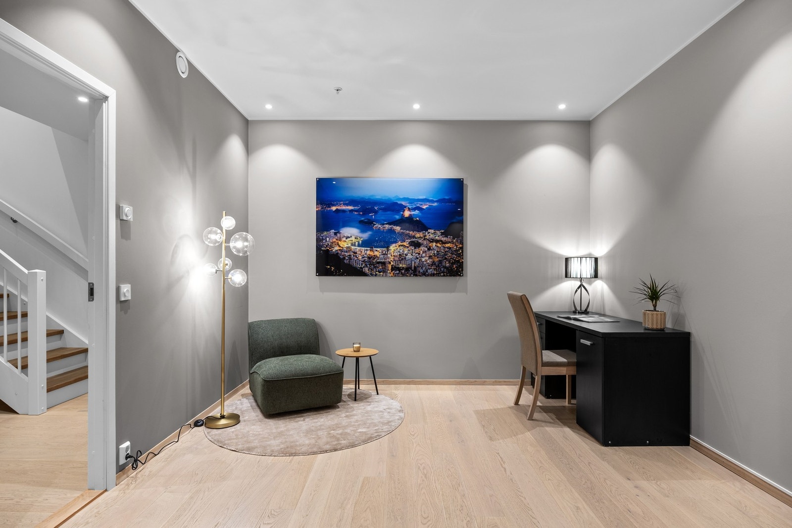 Det er lagt opp rør og elektrisitet i kjelleren, i denne delen av rommet, dersom man ønsker å etablere et ekstra bad Galleribilde