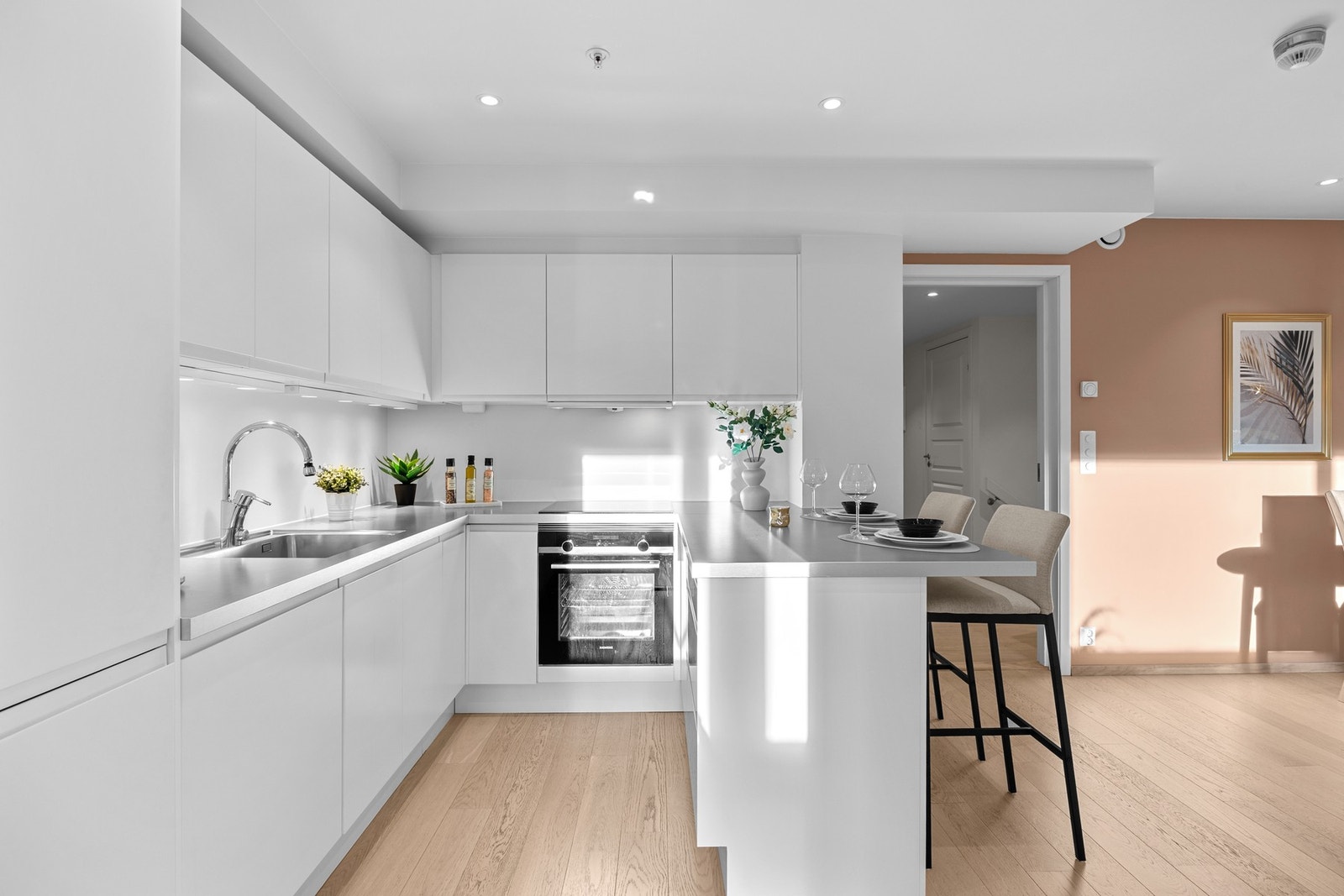 Integrert kjøl/fryseskap, oppvaskmaskin, komfyr og induksjonstopp Galleribilde