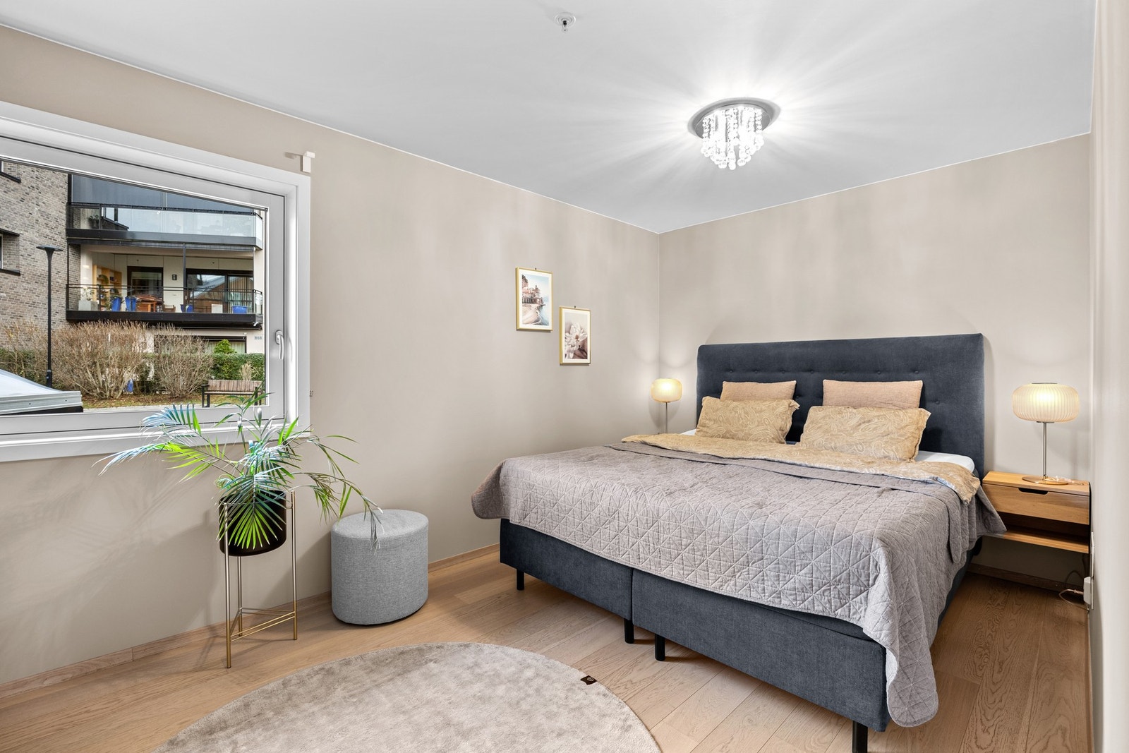 Hovedsoverom med god plass til dobbeltseng | Vender inn mot rolig bakgård Galleribilde