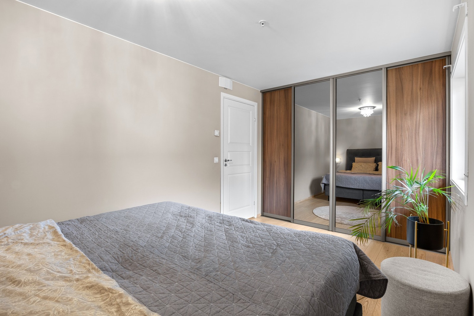 Hovedsoverommet har en romslig skyvedørsgarderobe Galleribilde