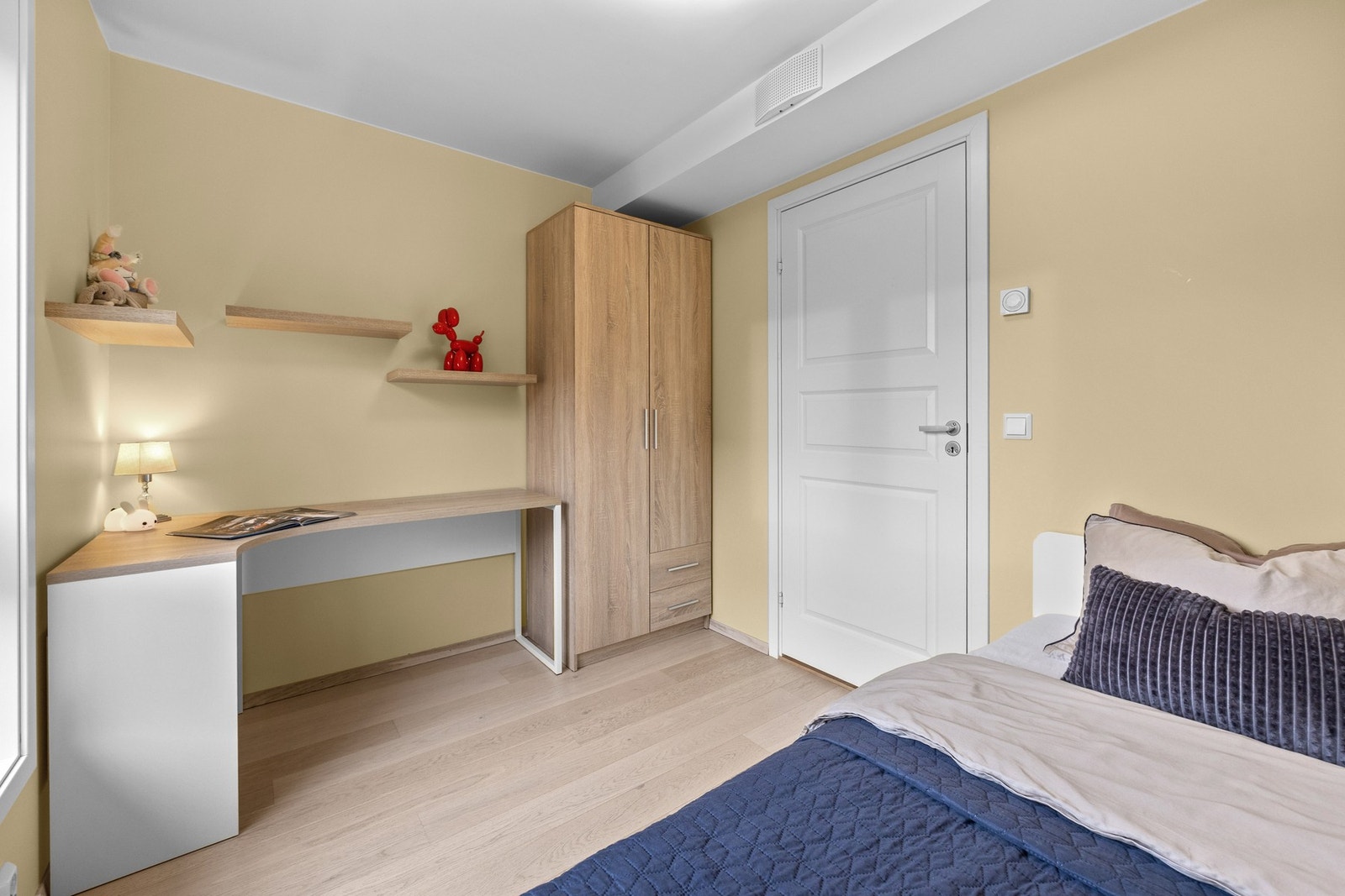 Soverom 2 har plass til garderobeskap og skrivebord, eller eventuelt et større garderobeskap Galleribilde