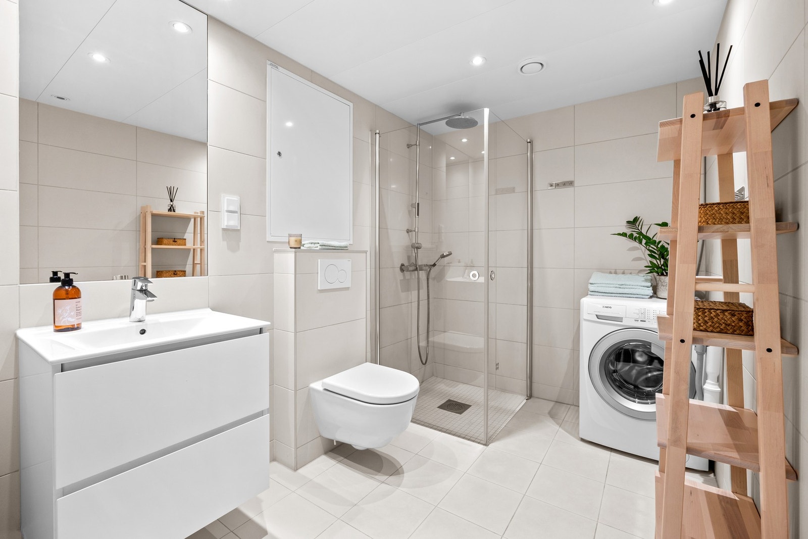 Delikat og romslig bad med varmekabler Galleribilde