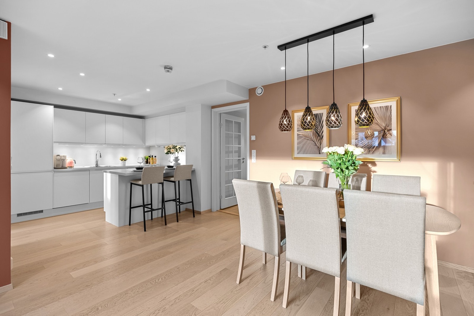 God plass til stort spisebord i stuen, praktisk plassert i tilknytning til kjøkkenet Galleribilde