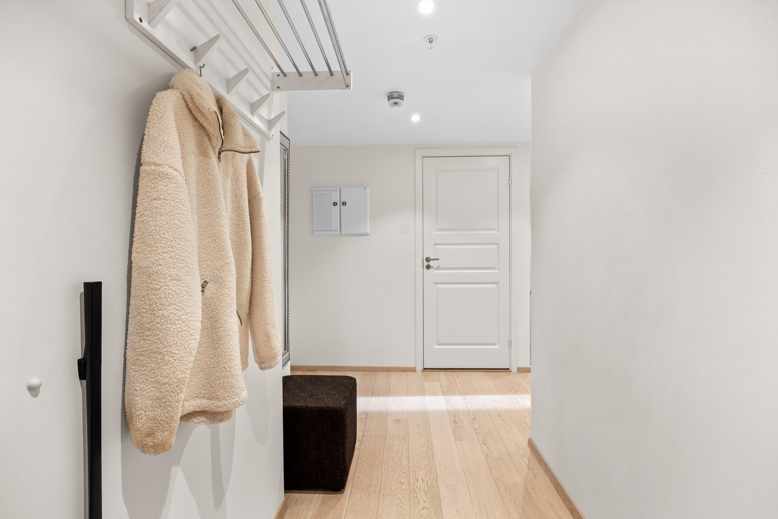 Innbydende entré med klesoppheng Galleribilde