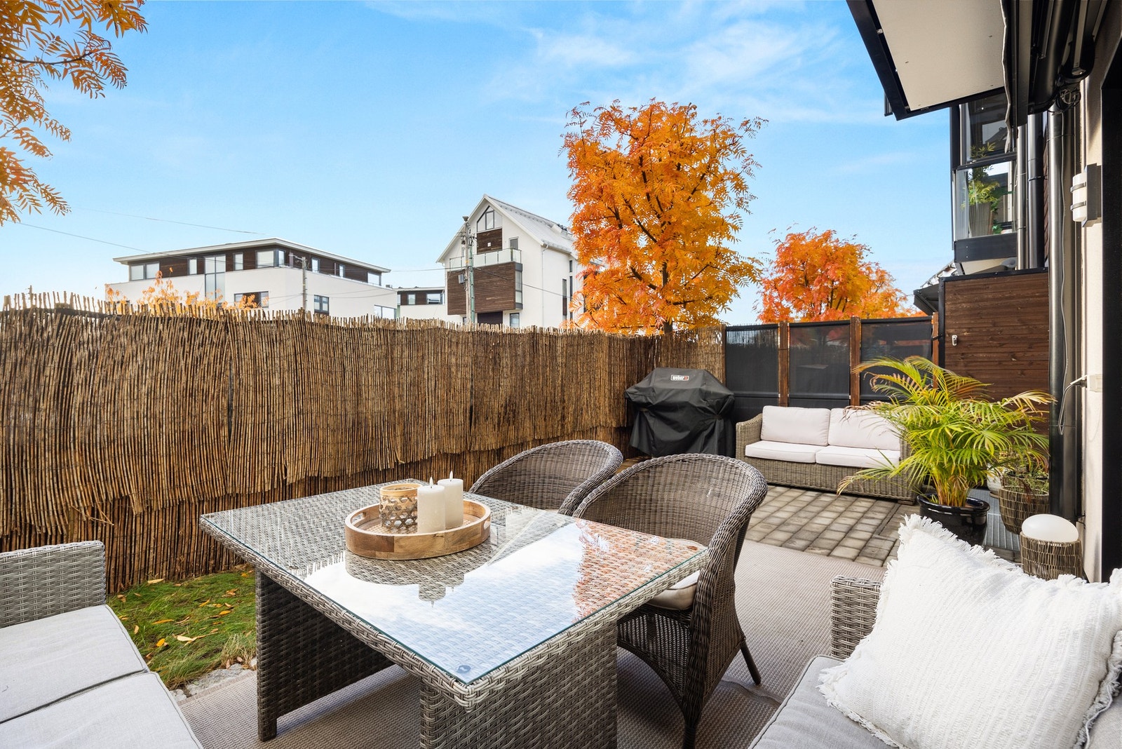 Solrik, syd-/vestvendt markterrasse på 18 m² med utgang fra stuen Galleribilde