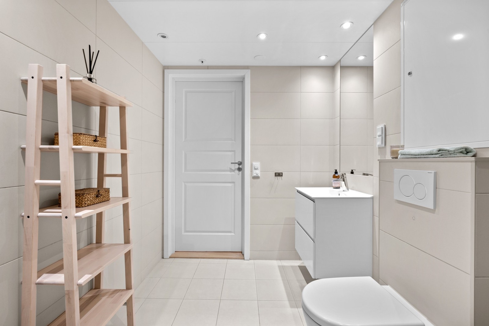 Badet har plass og opplegg til vaskemaskin/tørketrommel Galleribilde