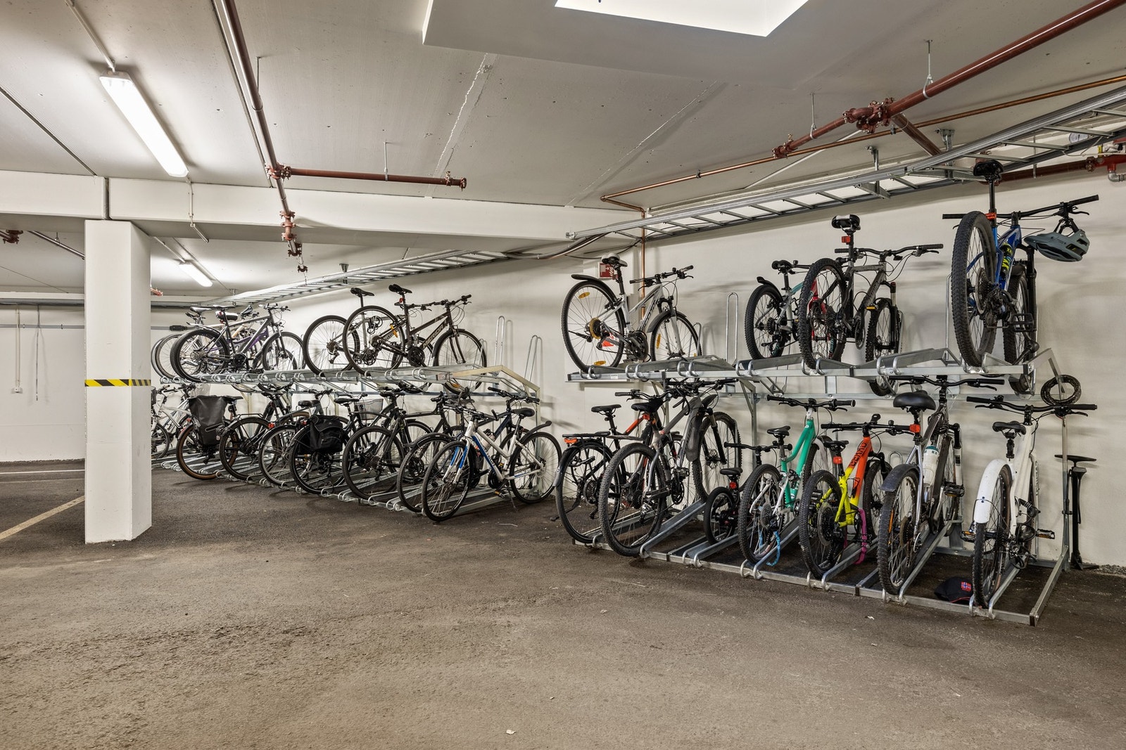 Sykkelparkering i garasjen Galleribilde