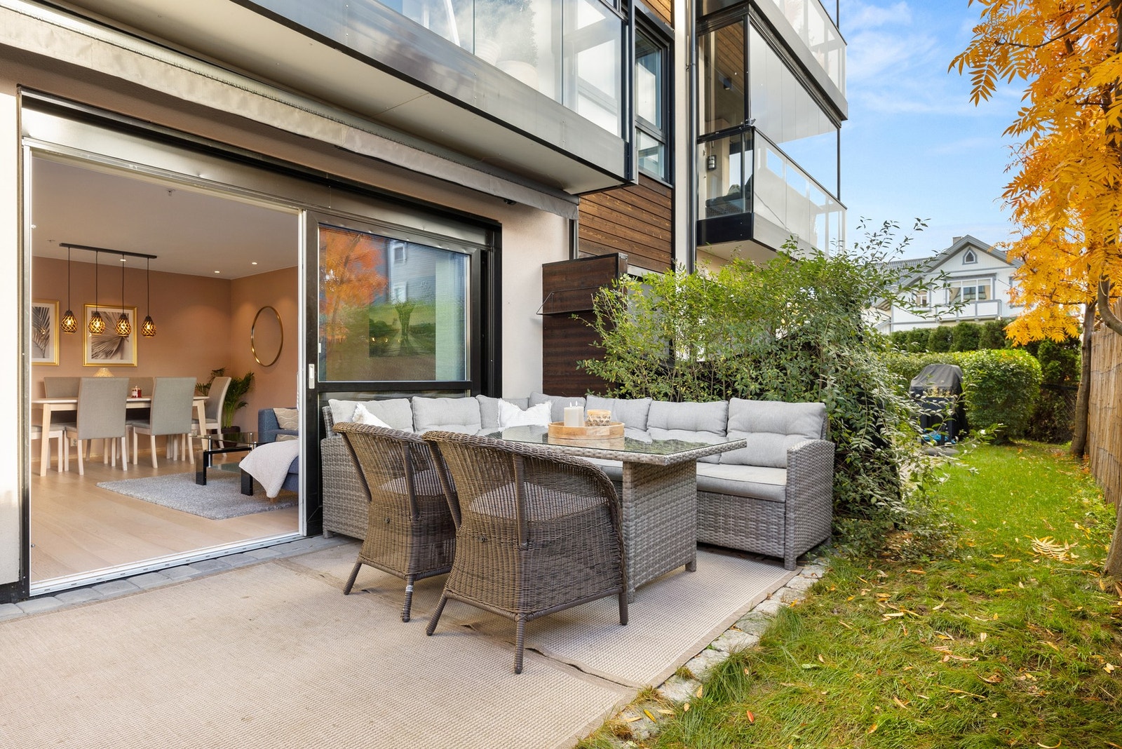 Boligen har en god atmosfære | Stor skyvedør og vindusflater gir en god flyt mellom stuen og uteområdet Galleribilde