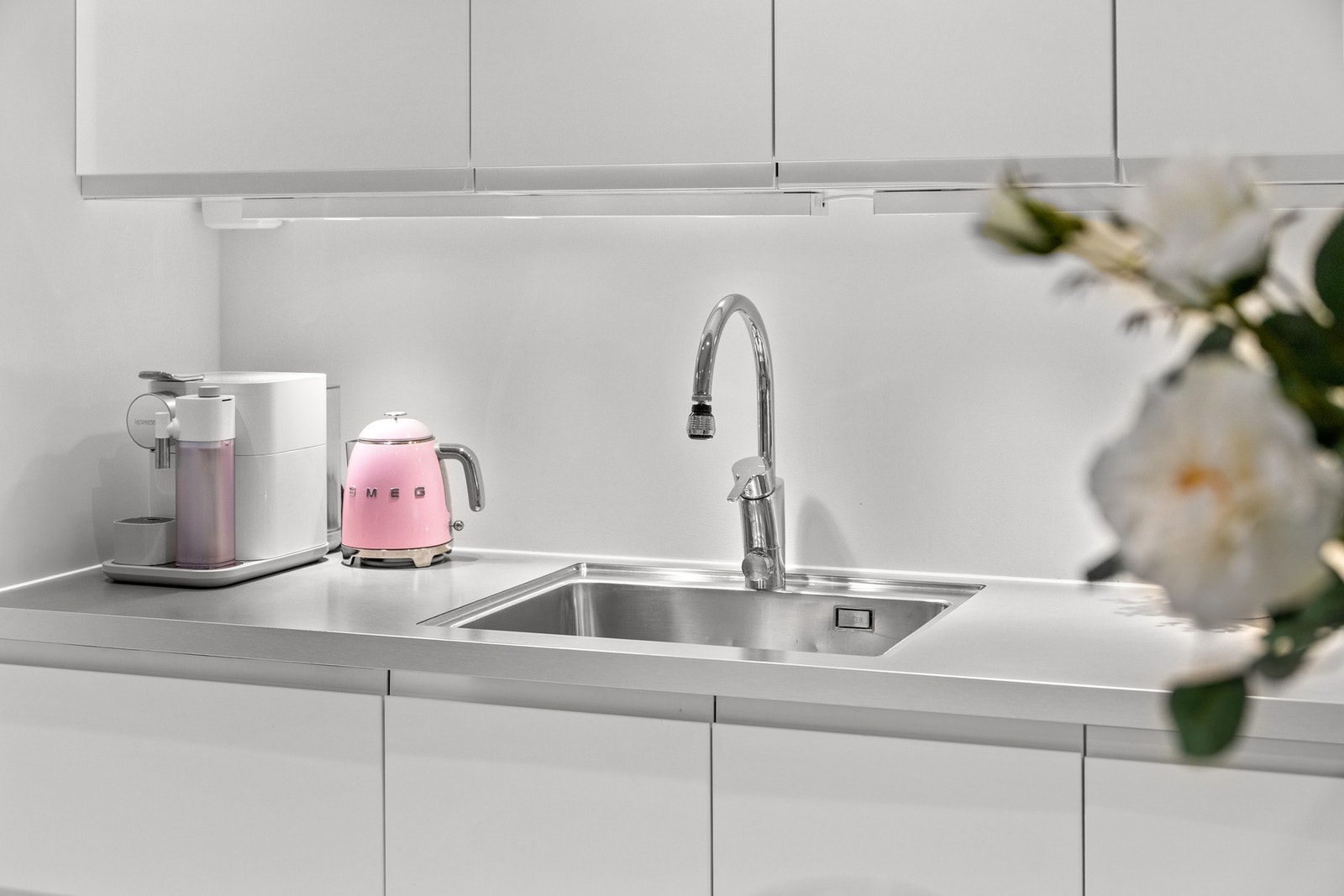 Rikelig med skap og benkplass på kjøkkenet Galleribilde