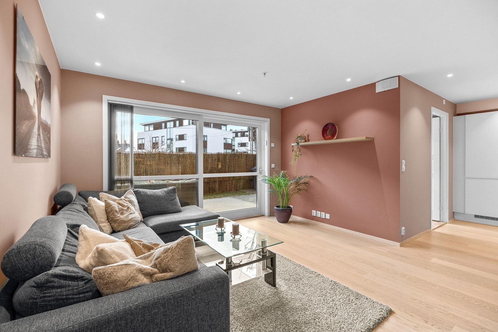 Fellesutgiftene inkluderer bl.a. á-konto fyring (gulvvarme), varmtvann og raskt internett Galleribilde