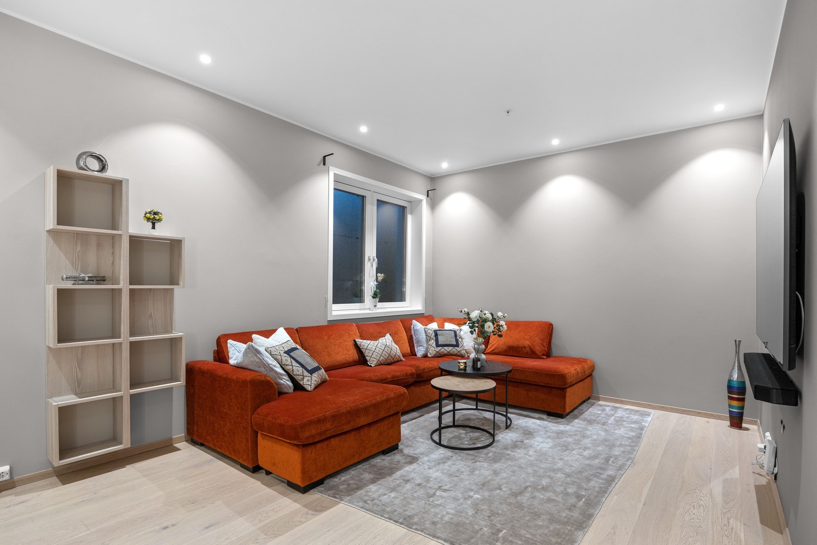 Rommet har mange innredningsmuligheter | Downlights i tak Galleribilde