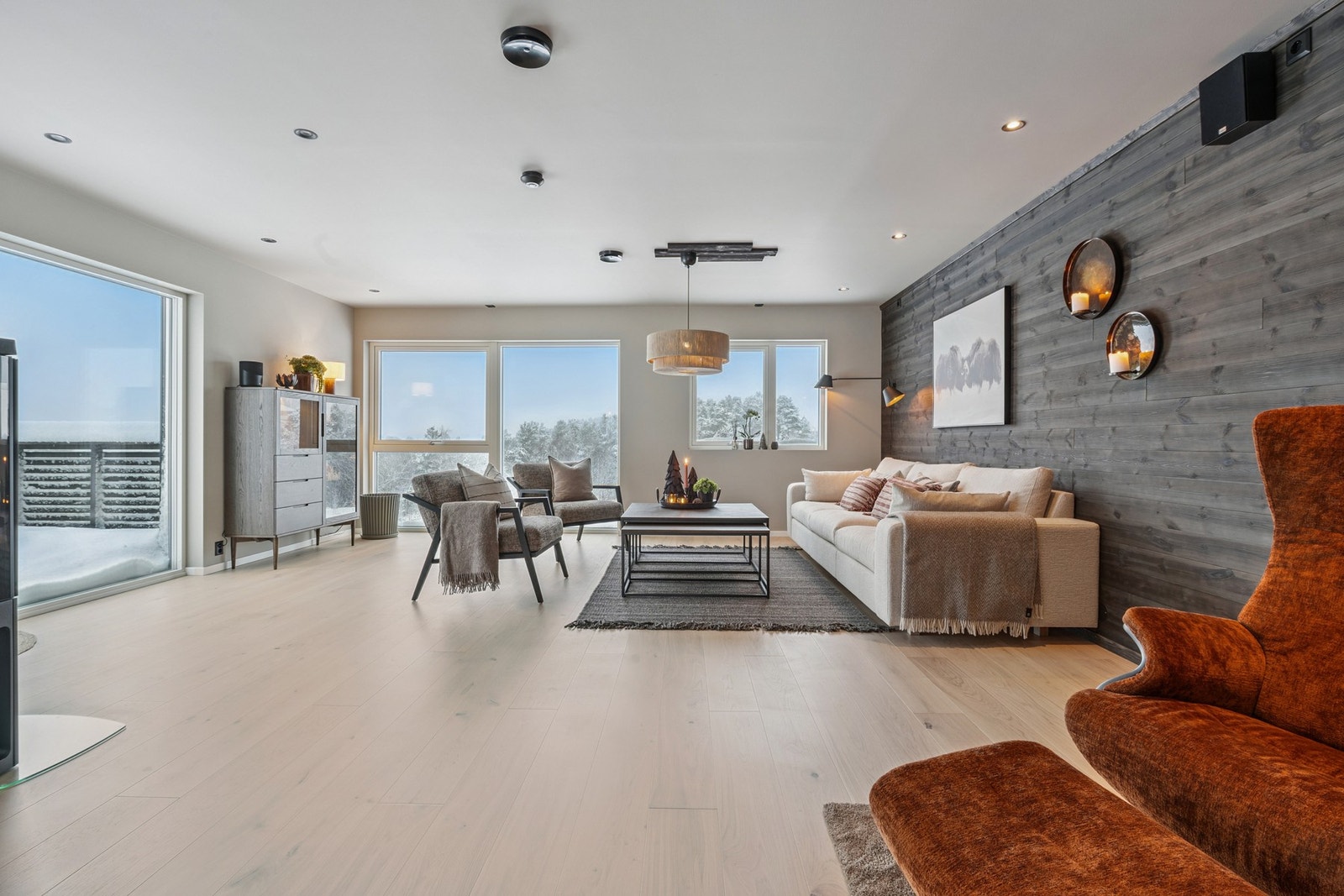 Åpen planløsning, men samtidig delte soner i kraft av etasjens planløsning, og materialer av høy kvalitet. Galleribilde