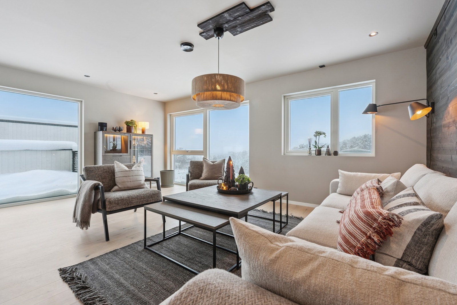 Dette forsterkes gjennom flere store lysflater på alle vegger, som gir godt med innlys og gjennomlys. Galleribilde