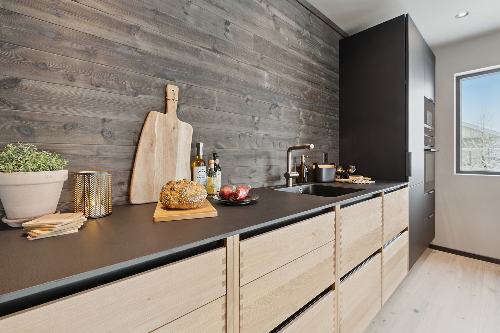 Vask er underlimt, noe som bidrar til å holde kjøkkenet ryddig. Galleribilde