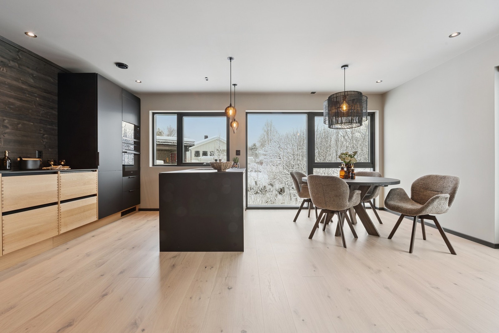 Hvitevarer er levert av kvalitetsleverandøren Siemens med blant annet stekeovn, Bora pure platetopp, innebygd kjøleskap og fryseskap samt integrert oppvaskmaskin. Galleribilde