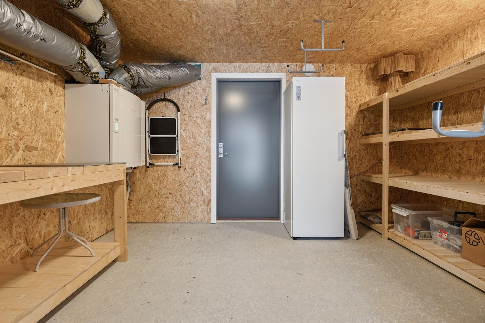 Romslig bod bak carporten er isolert og oppvarmet med vvtank eller el-ovn. Galleribilde