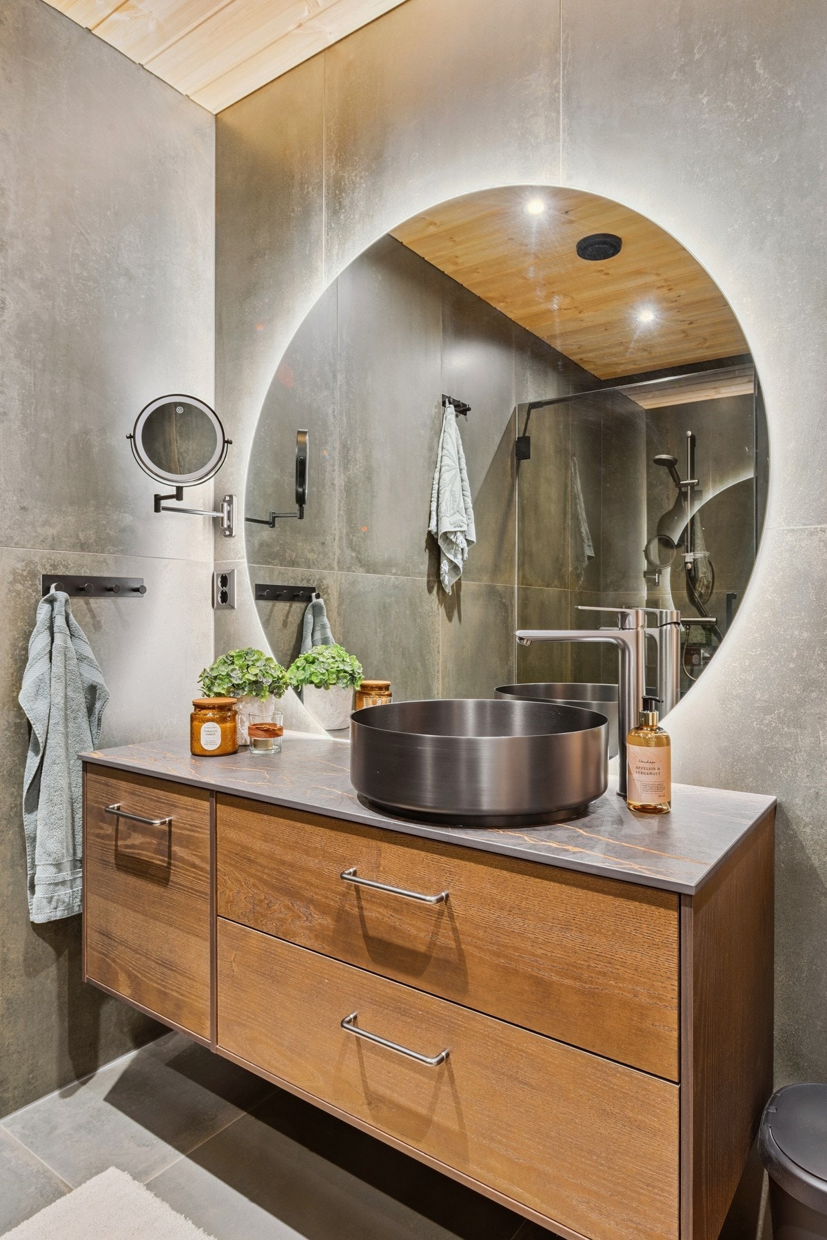 Badet har flotte 60x60 fliser på gulv i duse farger. Galleribilde