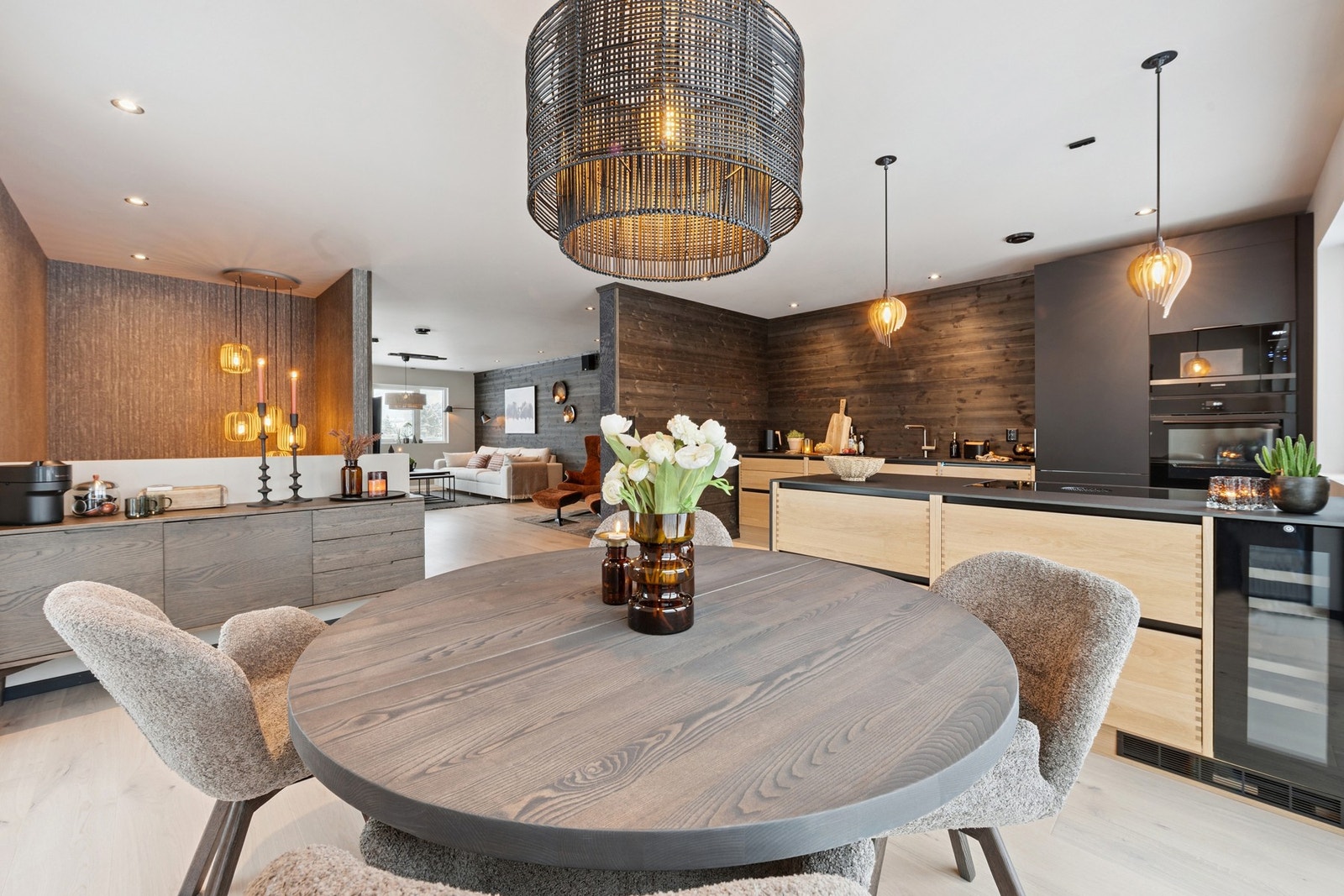 Plass til stort spisebord ved kjøkken-øya. Galleribilde