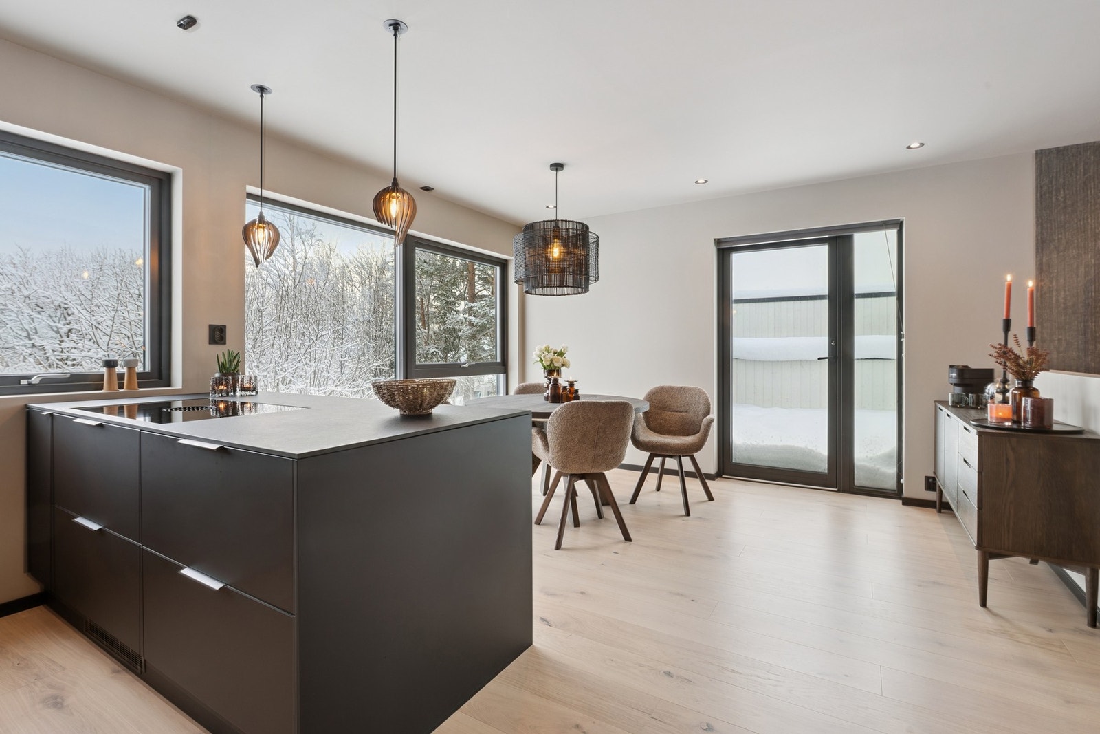 Stor kjøkken-øy gir godt med arbeidsplass. Galleribilde