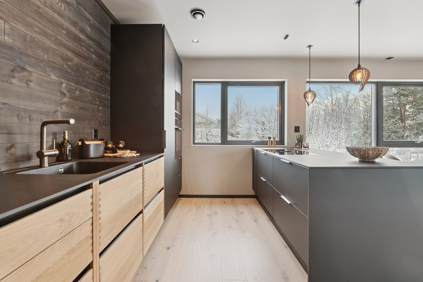 Utstrakt bruk av LED spotlights. Galleribilde