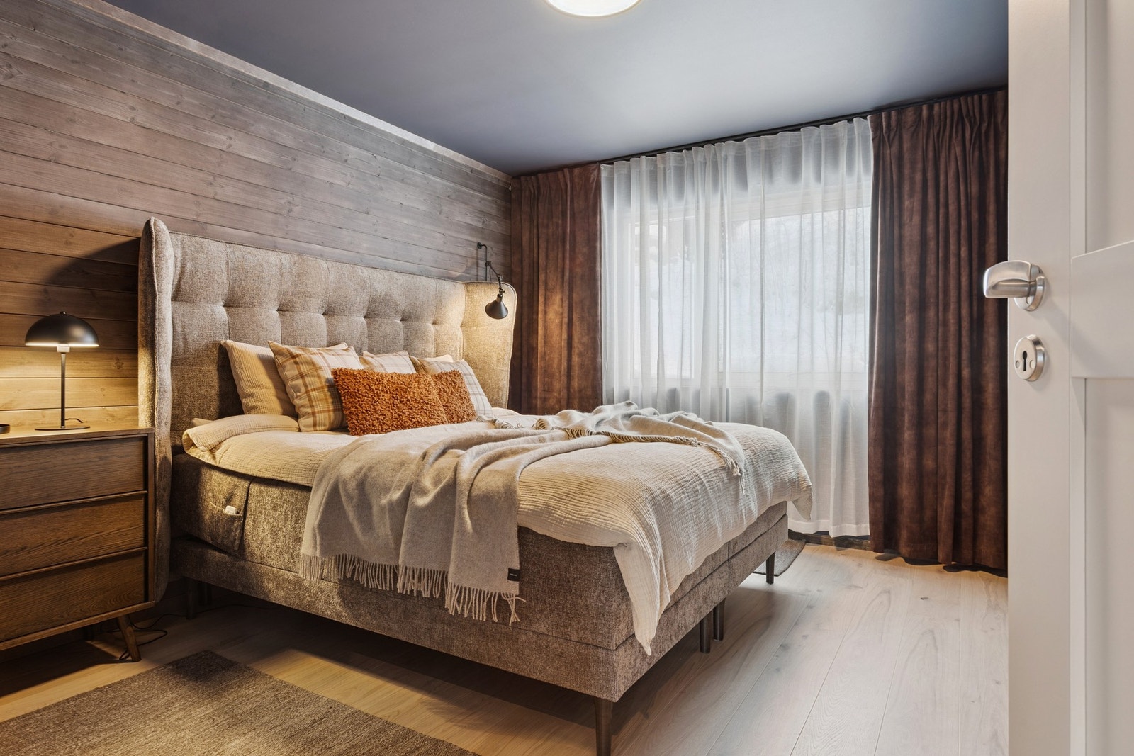 Hovedsoverommet preges, som øvrige rom i boligen, av materialer av høy kvalitet og gjennomtenkte løsninger. Galleribilde