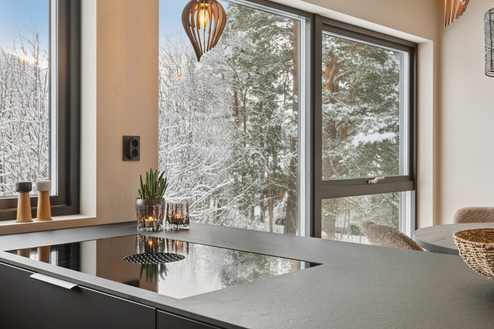 Vifte er innebygget i platetoppen, dette er praktisk samt en stilig detalj. Galleribilde