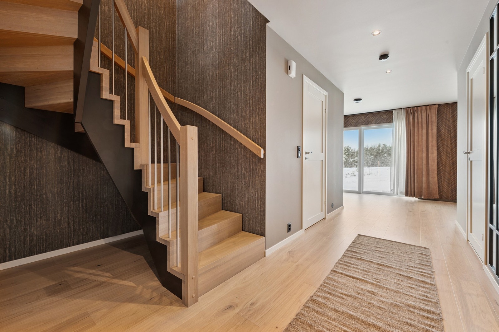 Flott trappe av typen Vallhall med eiktrinn og stålspiler som gir et eksklusivt uttrykk. Galleribilde