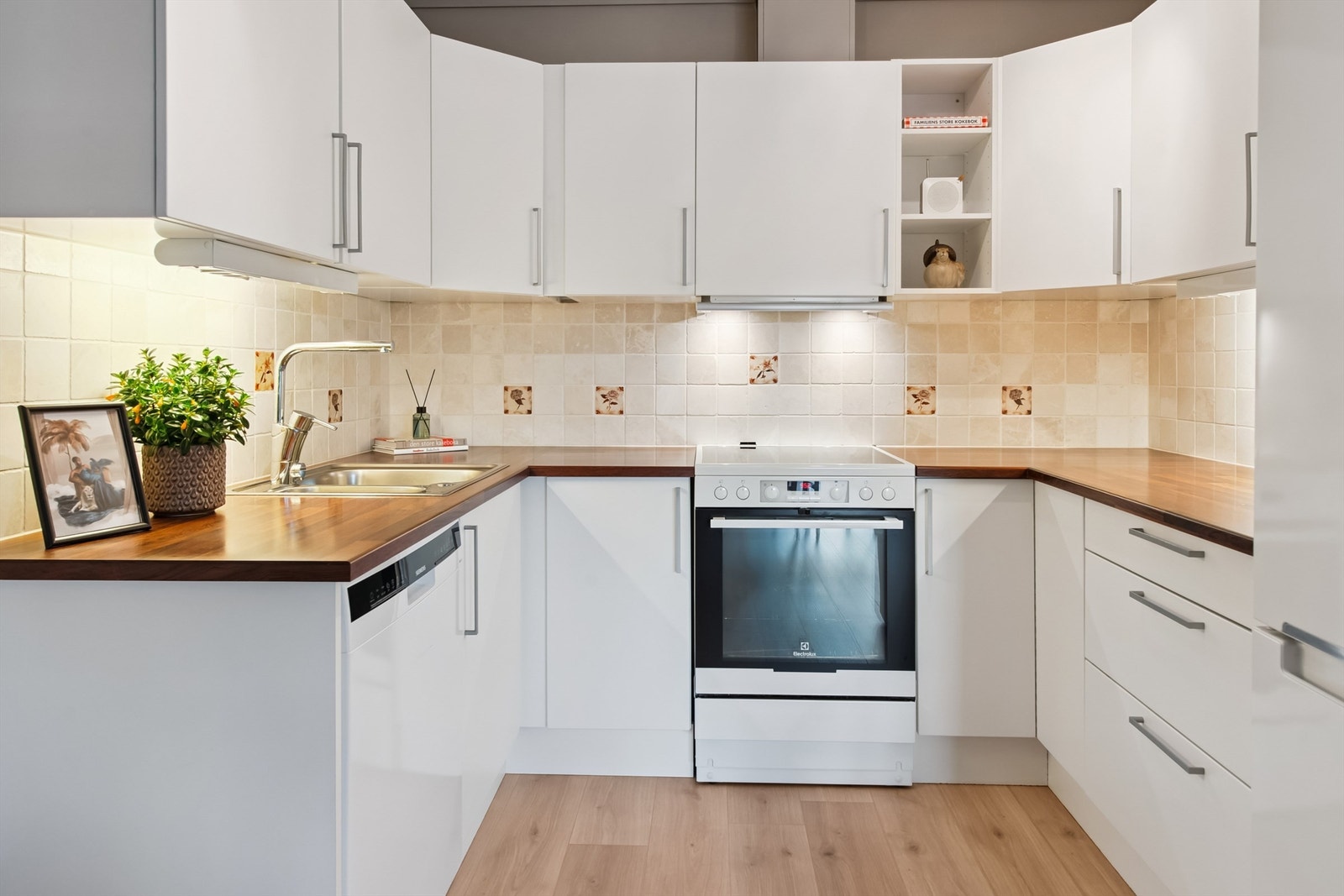 Kjøkkeninnredning med glatte fronter og laminatbenkeplate gir godt med arbeids- og skapplass. Galleribilde