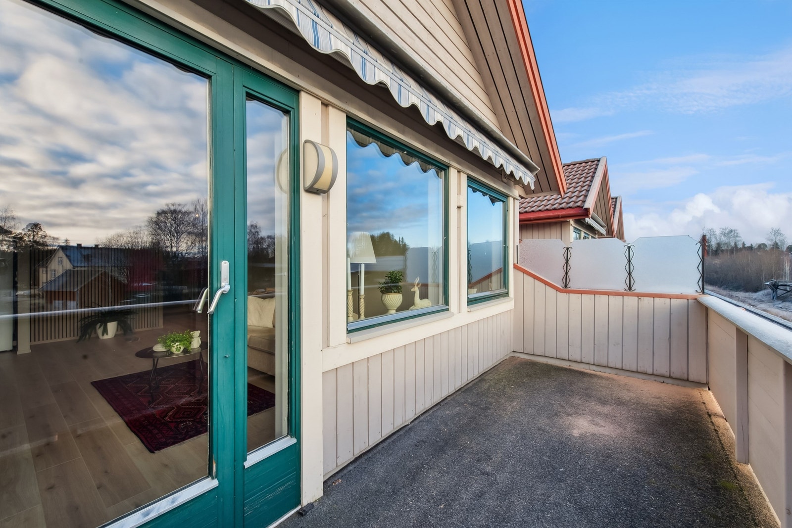 Den sørvendte balkongen på 8 m² har gode solforhold og plass til utemøbler. Galleribilde