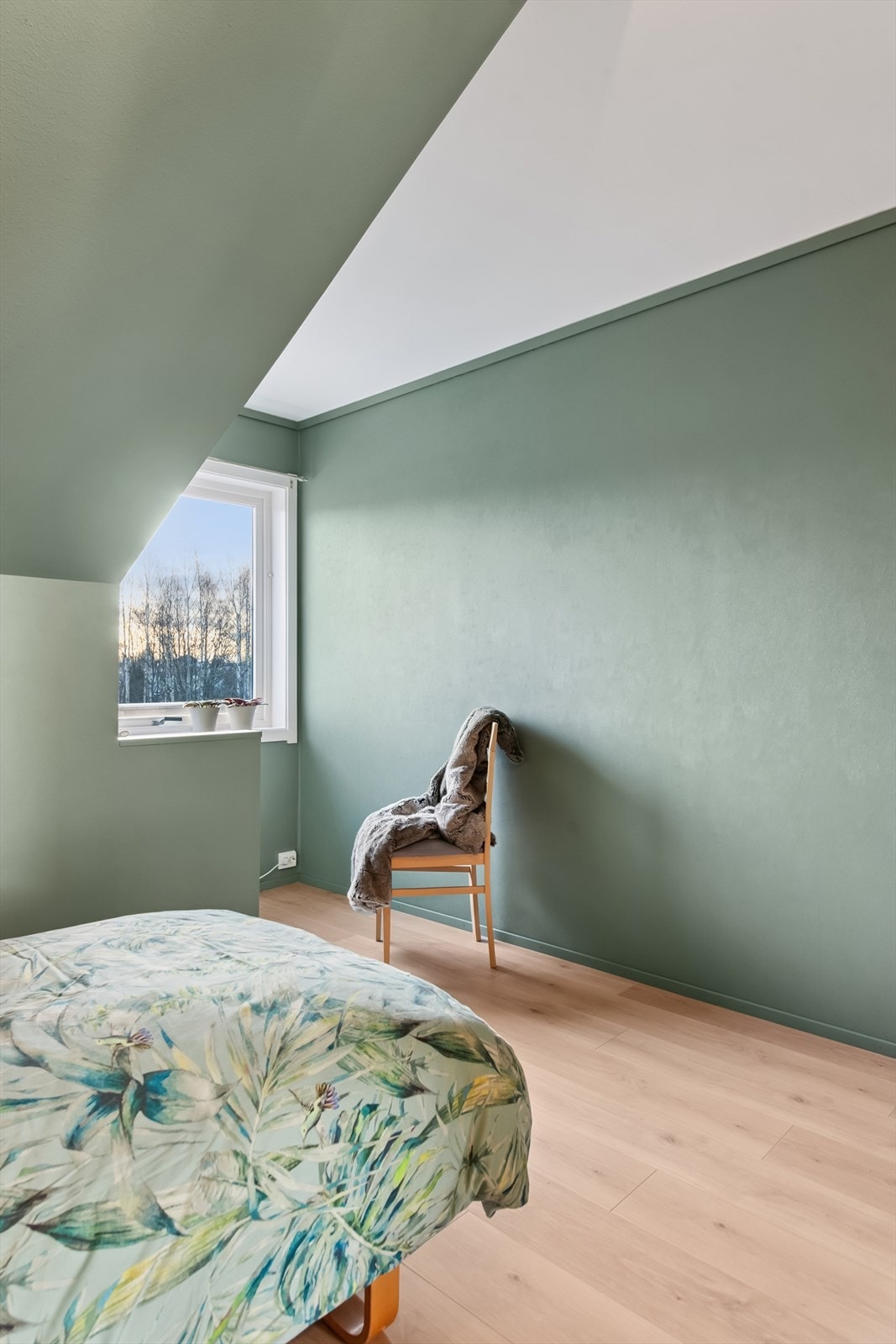 Rommet har nylig fått nytt laminatgulv og malte flater i en dempet fargetone. Galleribilde