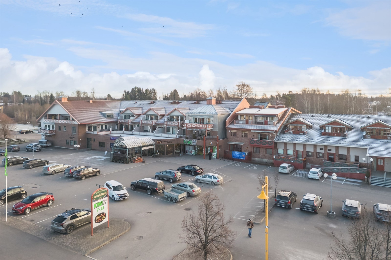 Med en sentral beliggenhet i Løten sentrum har du servicetilbud som, daglivarebutikk, apotek og bank like ved. Galleribilde