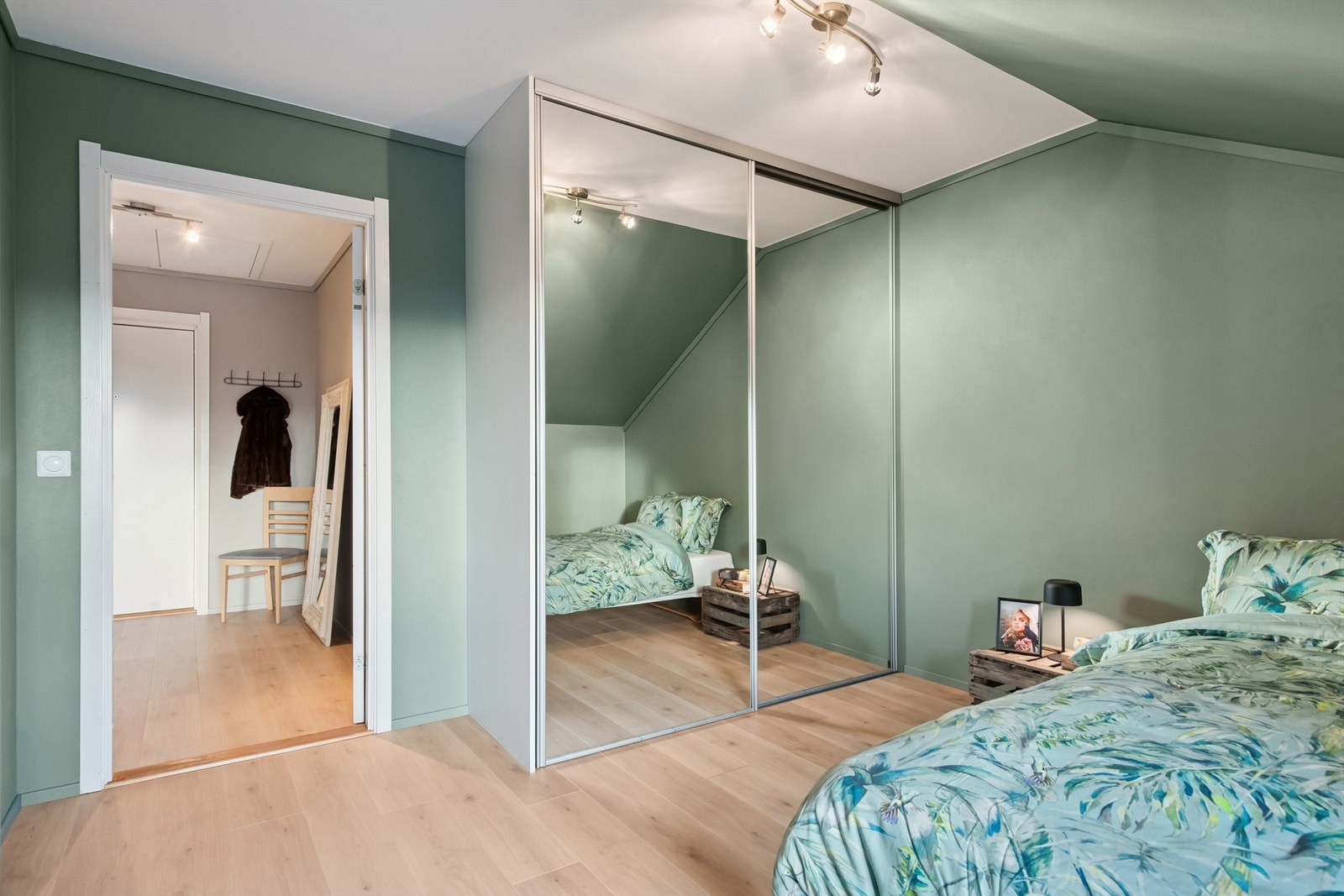 Fra soverommet er det enkel tilgang til resten av leiligheten. Galleribilde