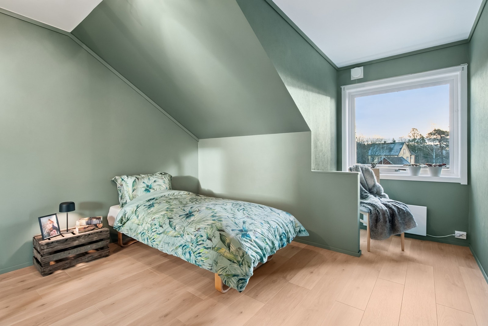 Soverommet har en behagelig størrelse med plass til seng og møblement. Galleribilde