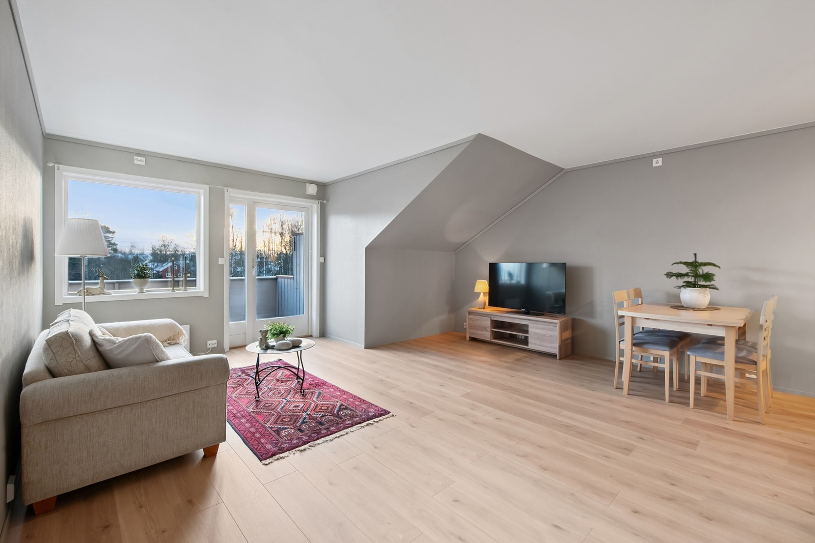 Leiligheten har en åpen og sosial planløsning med god plass til både sitte- og spisegruppe. Galleribilde