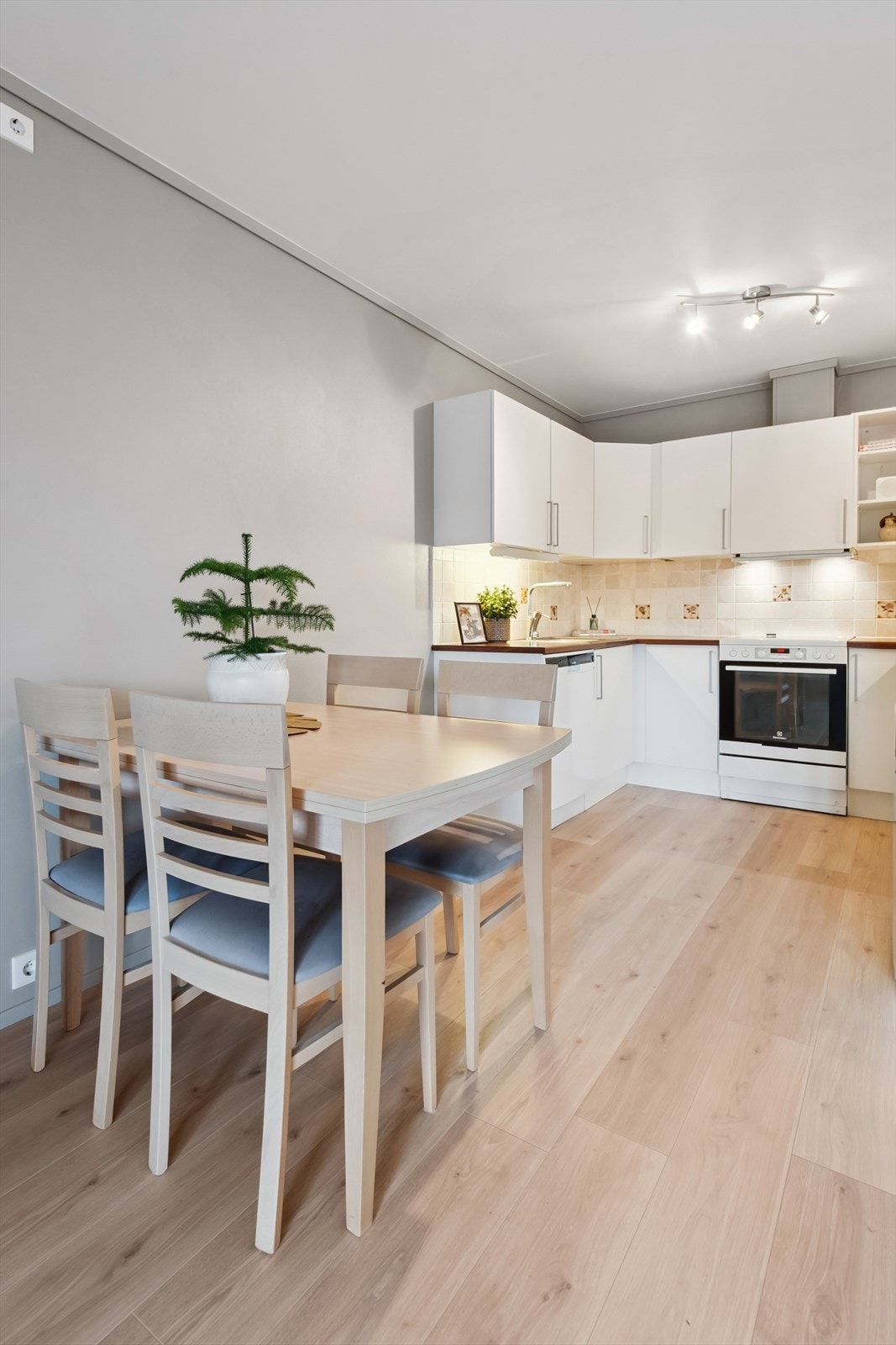 Den åpne løsningen gir en god romfølelse og fleksible møbleringsmuligheter. Galleribilde