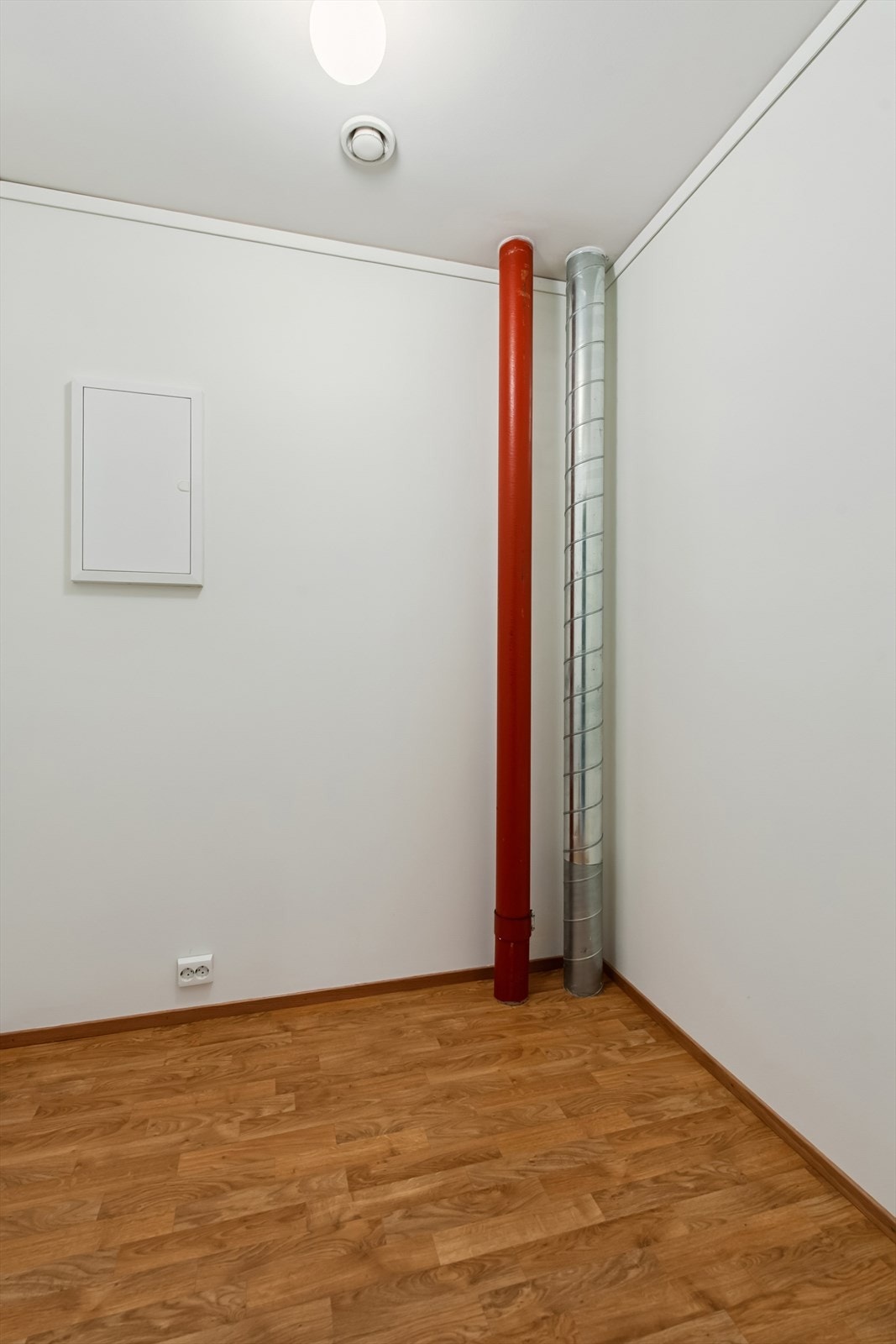 Praktisk innvendig bod med sikringsskap og ekstra lagringsplass. Galleribilde