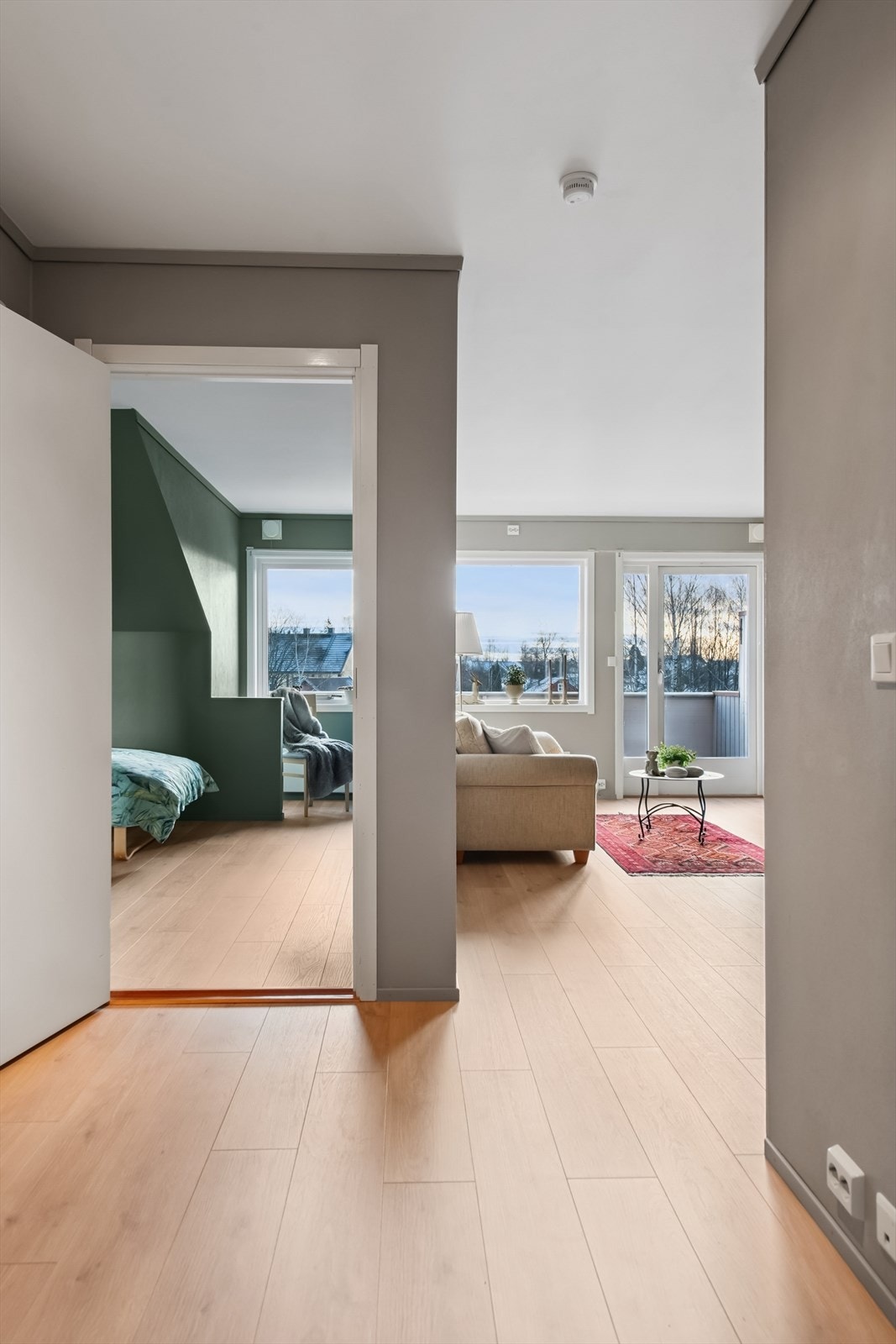 Den gjennomgående planløsningen skaper en lys og luftig atmosfære. Galleribilde