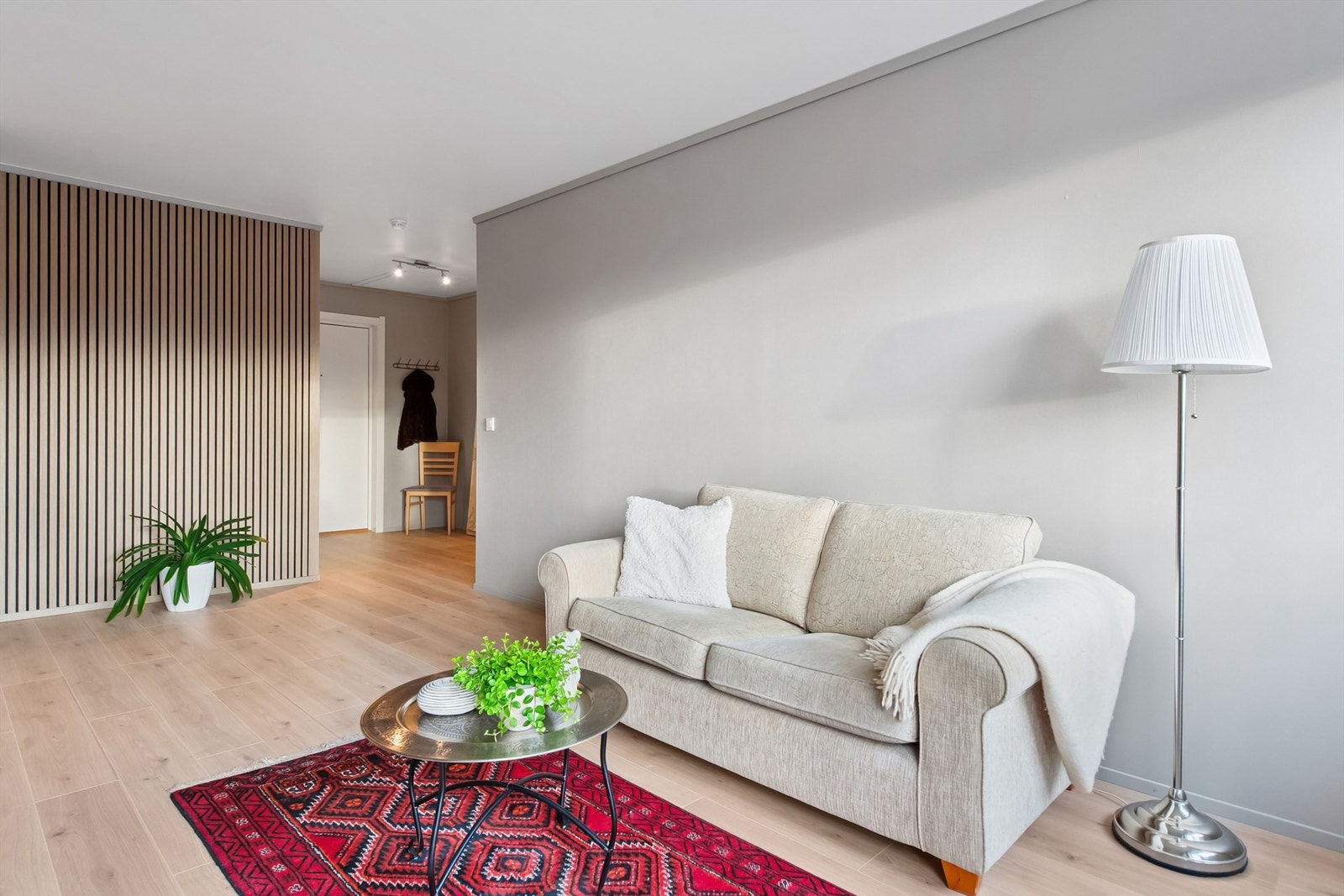 Stuen har god plass til sofagruppe. Spileveggen skaper en definert sone ved inngangen. Galleribilde