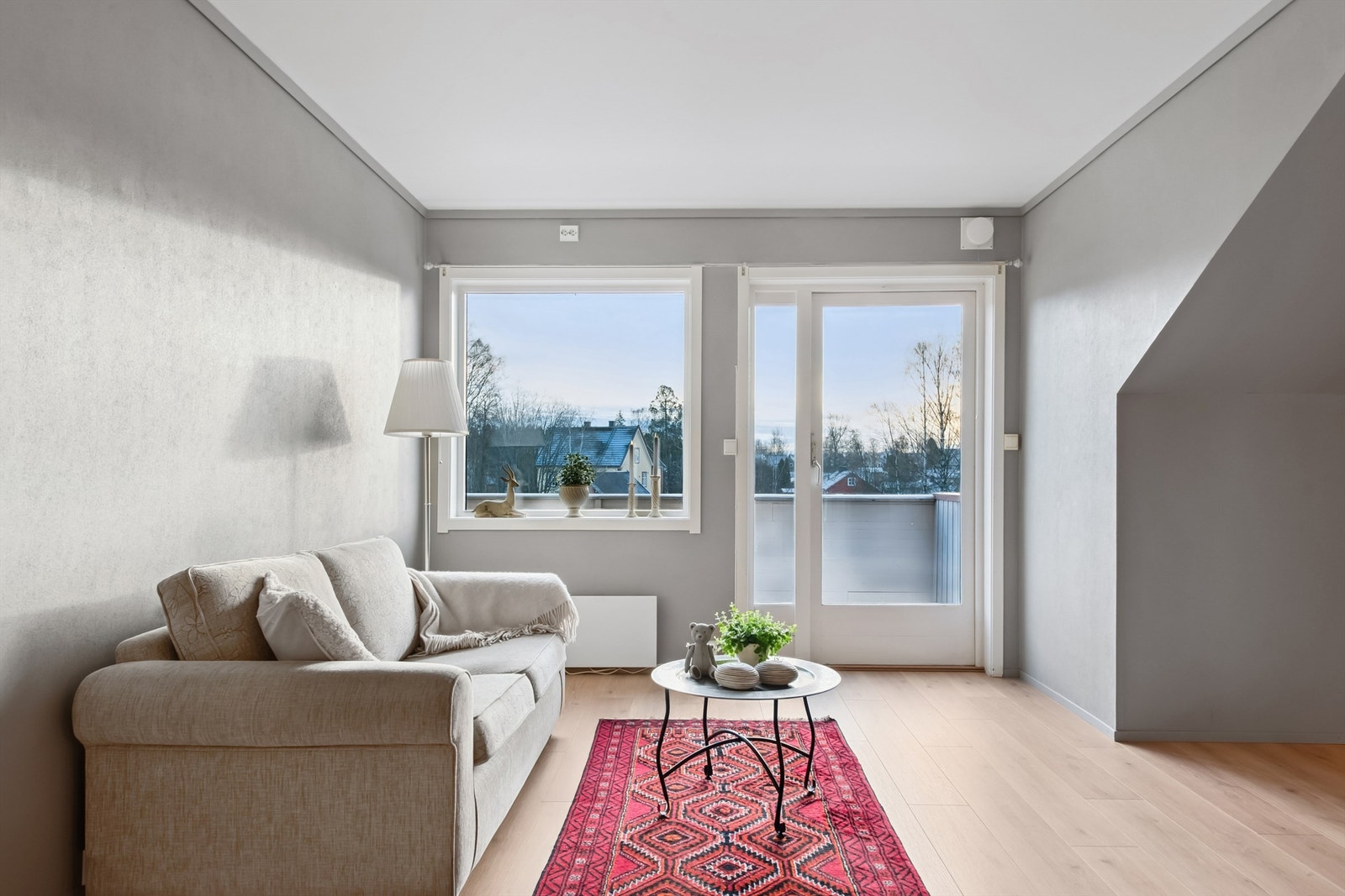 Gjennomgående laminatgulv fra 2025 og store vindusflater gir et helhetlig inntrykk. Galleribilde