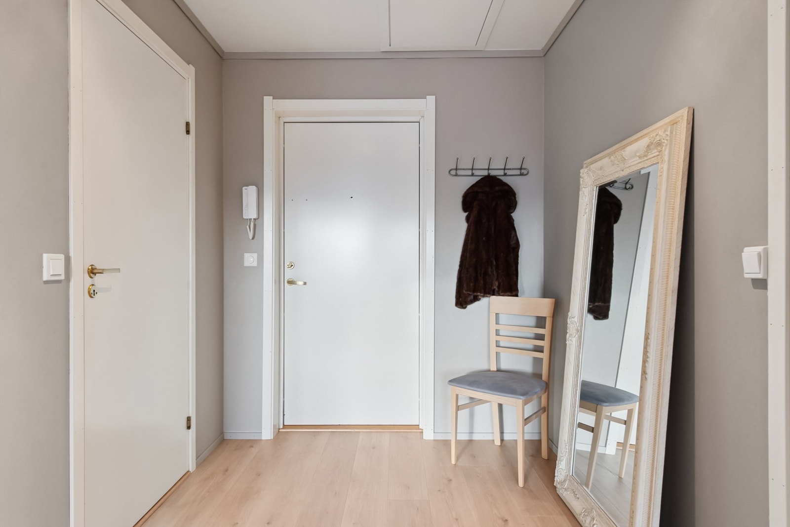I gangen er det plass til yttertøy og den leder deg videre inn i leiligheten. Galleribilde