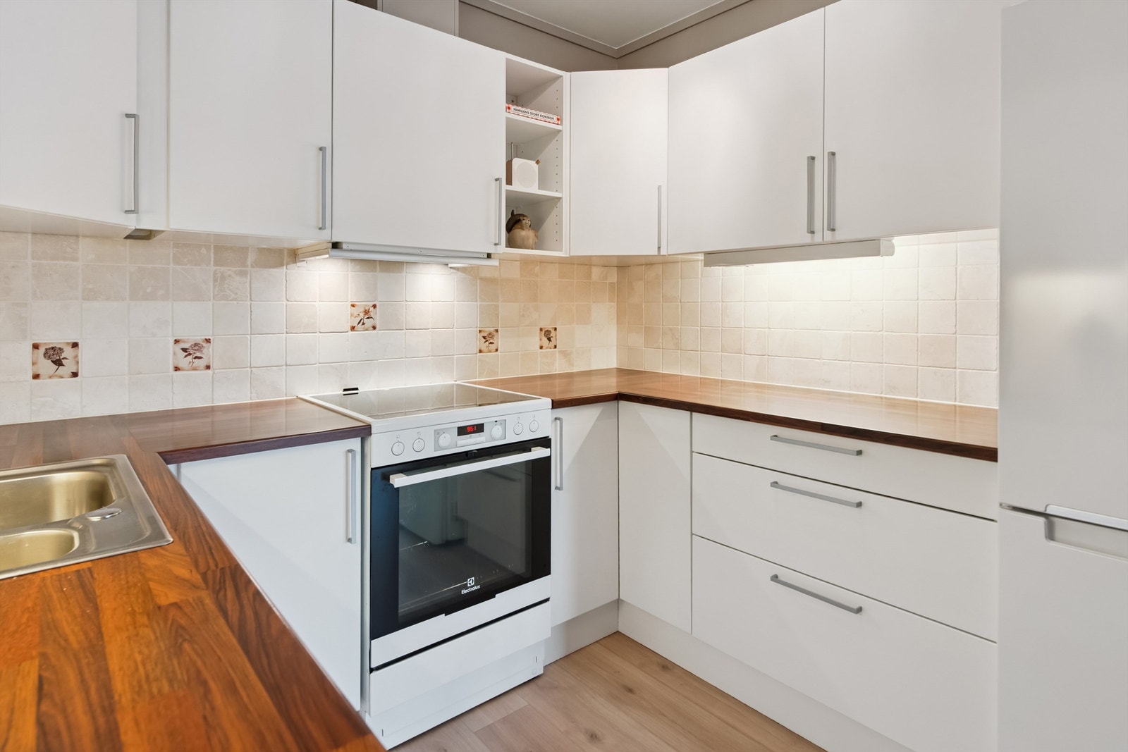 Ventilasjonsanlegget for leiligheten styres praktisk via kjøkkenventilatoren. Galleribilde