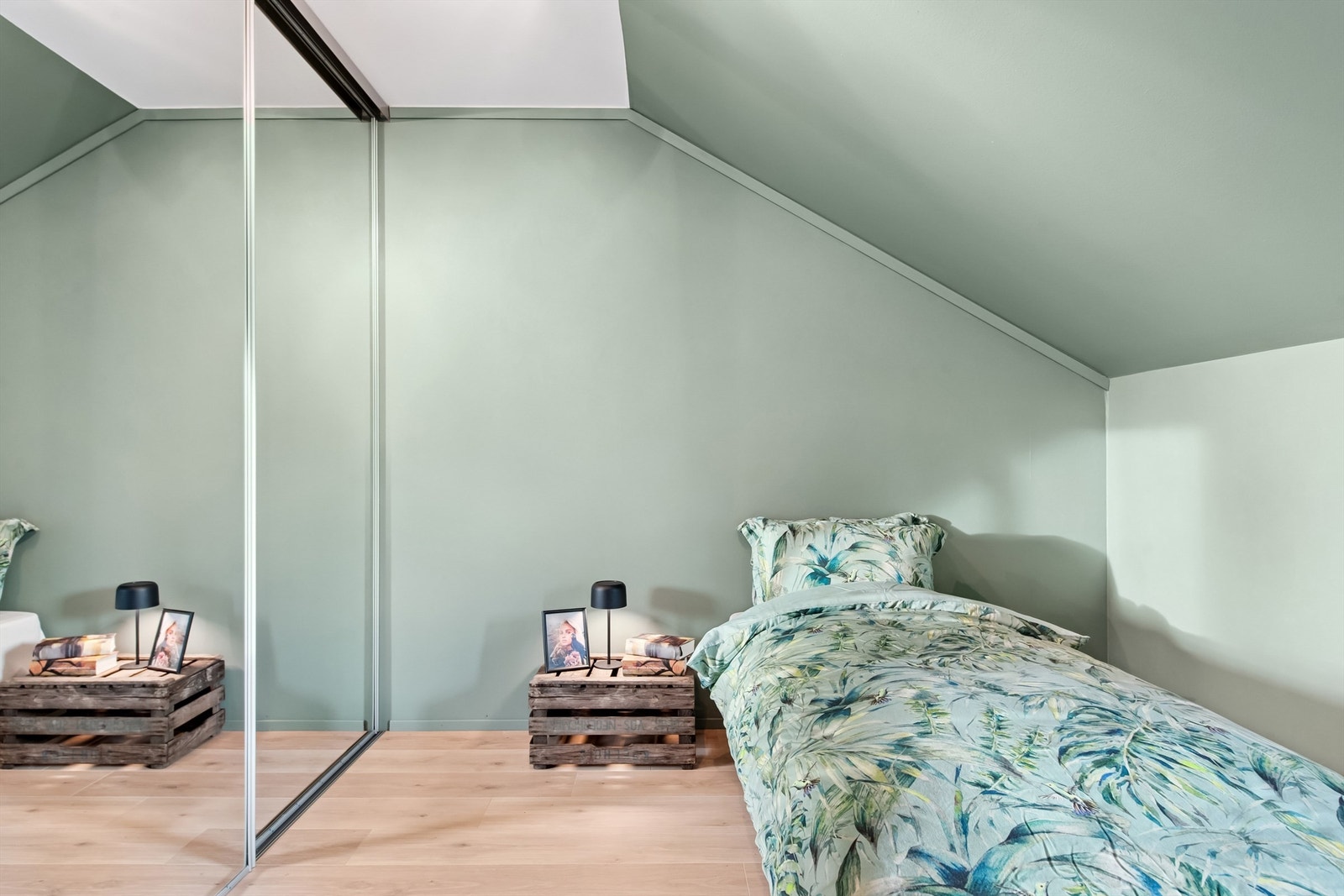 Speilfrontene på garderoben bidrar til å øke romfølelsen. Galleribilde