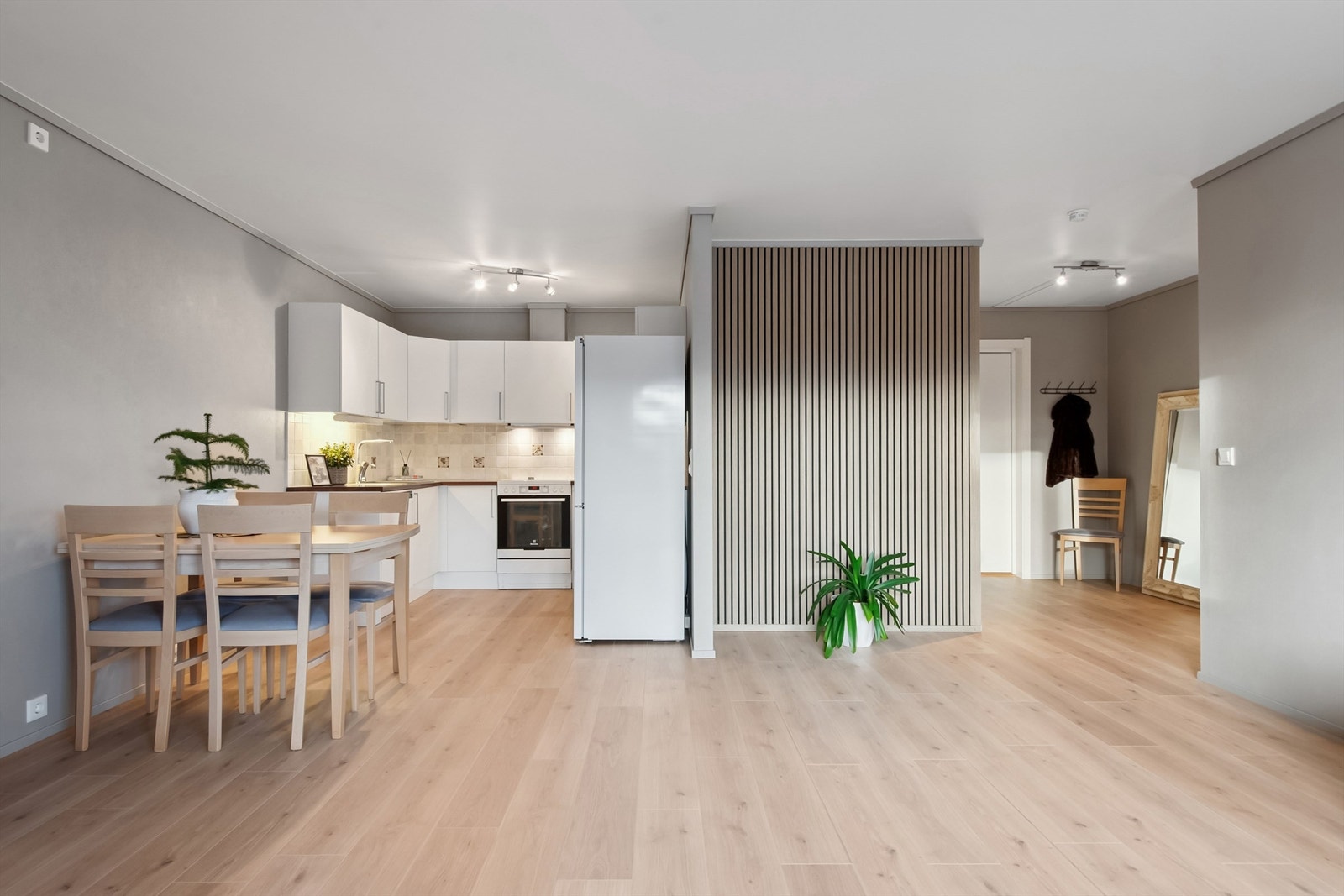 Kjøkkenet er plassert i åpen løsning med stuen, med en naturlig sone for spisebord. Galleribilde